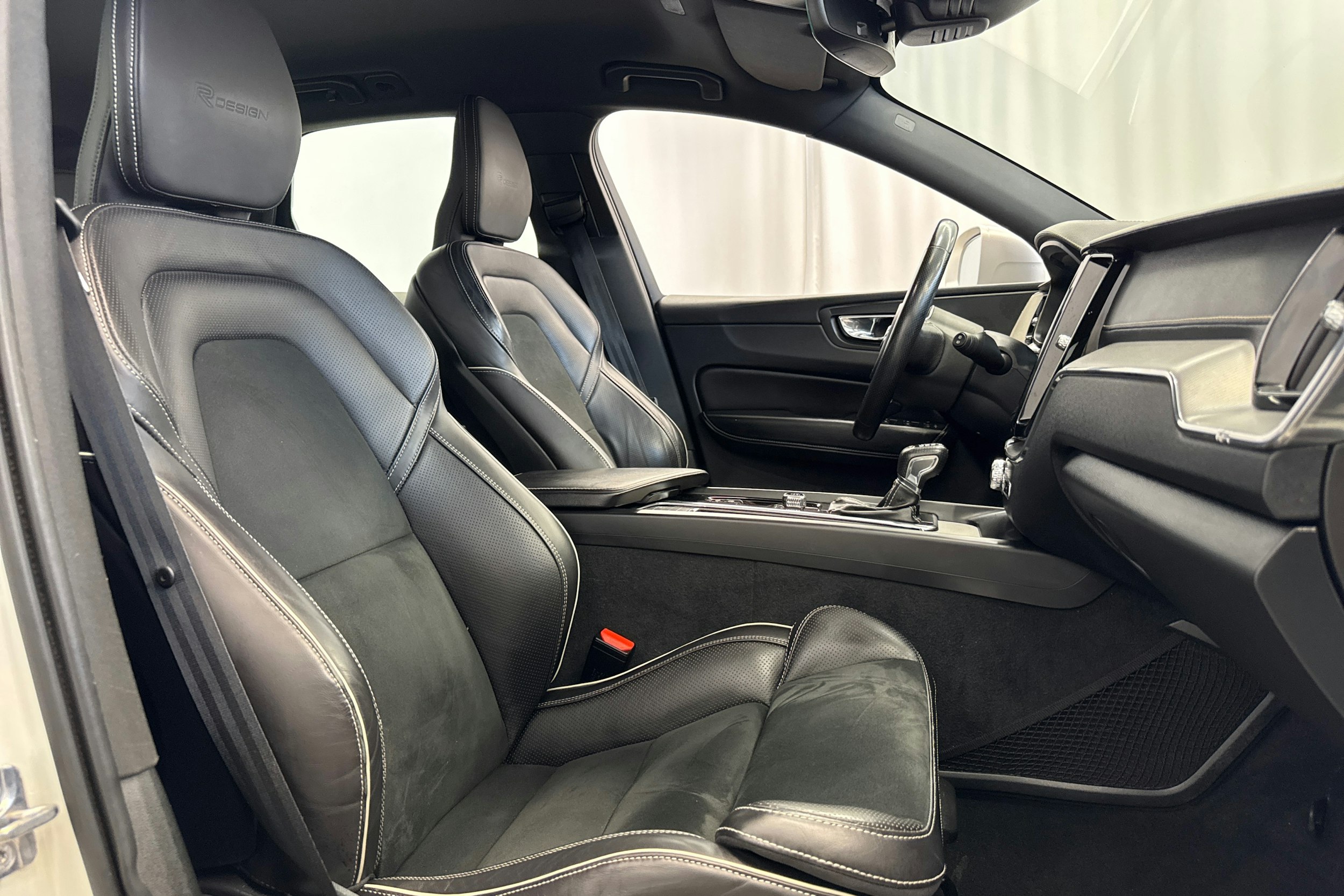 valkoinen Volvo XC60 2019 kuva 13.