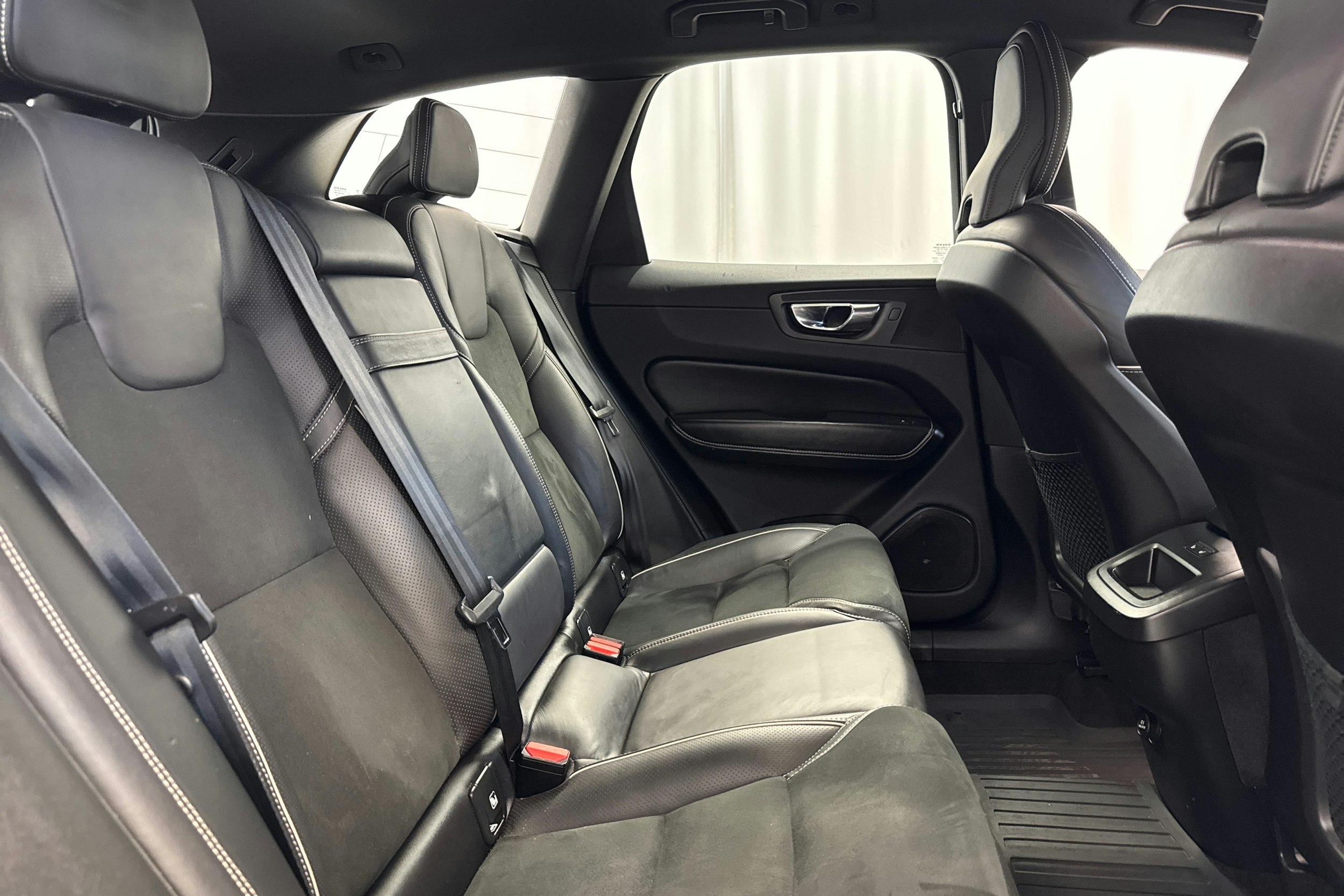 valkoinen Volvo XC60 2019 kuva 14.