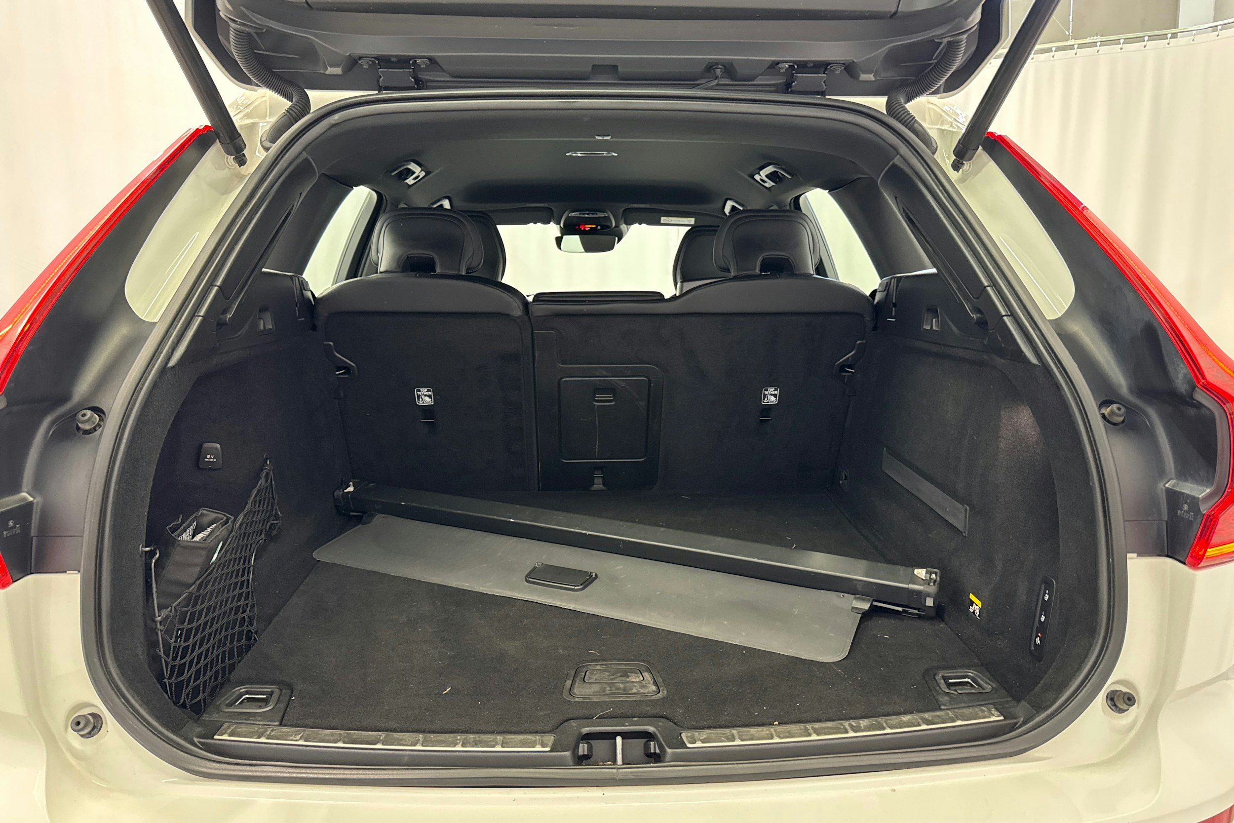 valkoinen Volvo XC60 2019 kuva 15.