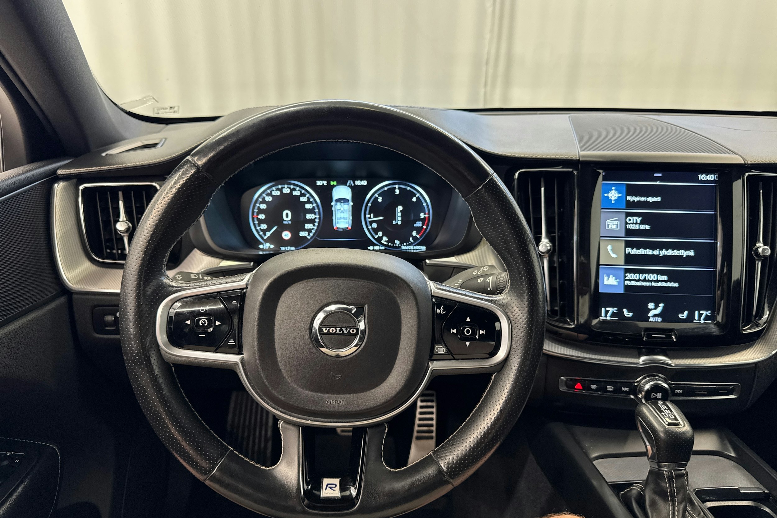 valkoinen Volvo XC60 2019 kuva 17.
