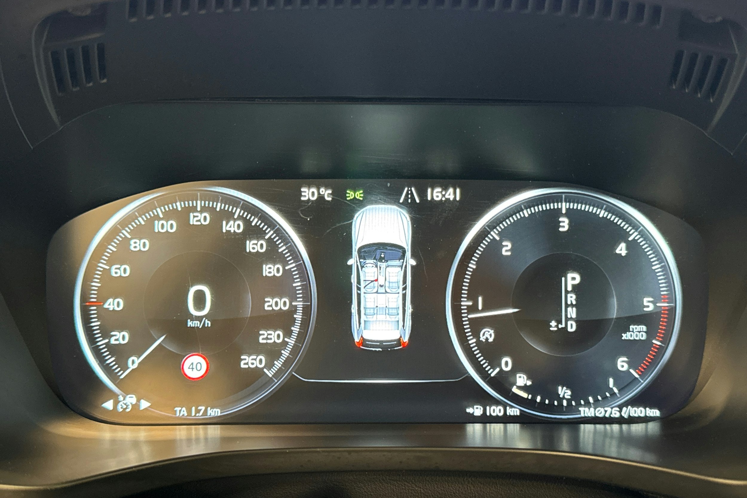 valkoinen Volvo XC60 2019 kuva 20.