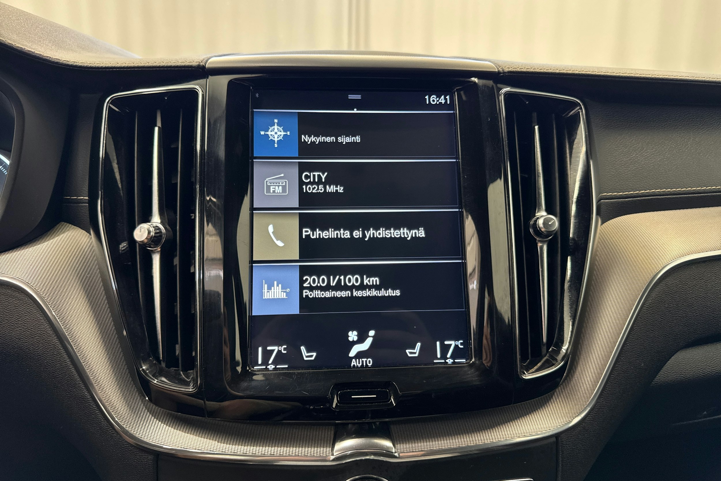 valkoinen Volvo XC60 2019 kuva 21.