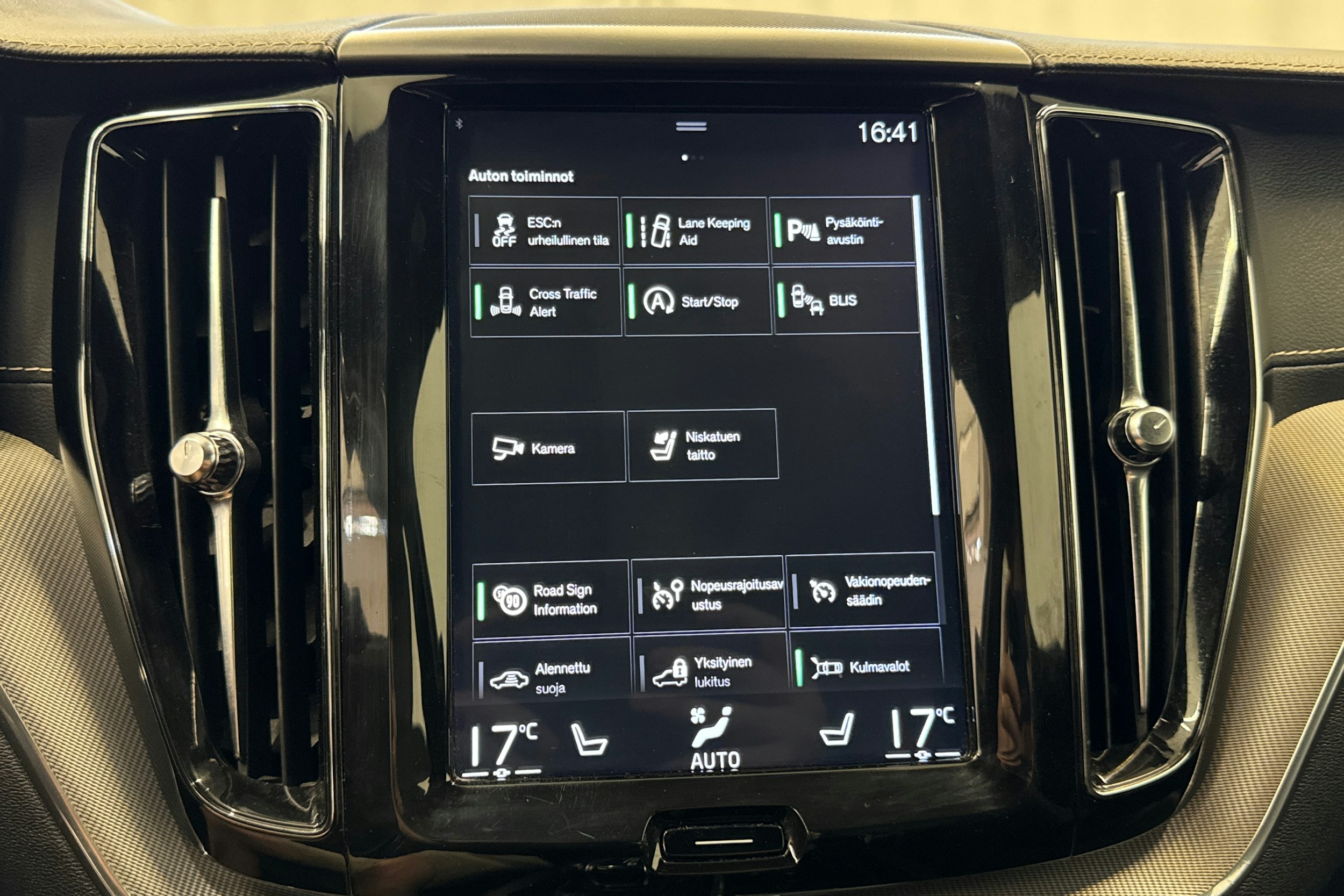 valkoinen Volvo XC60 2019 kuva 22.