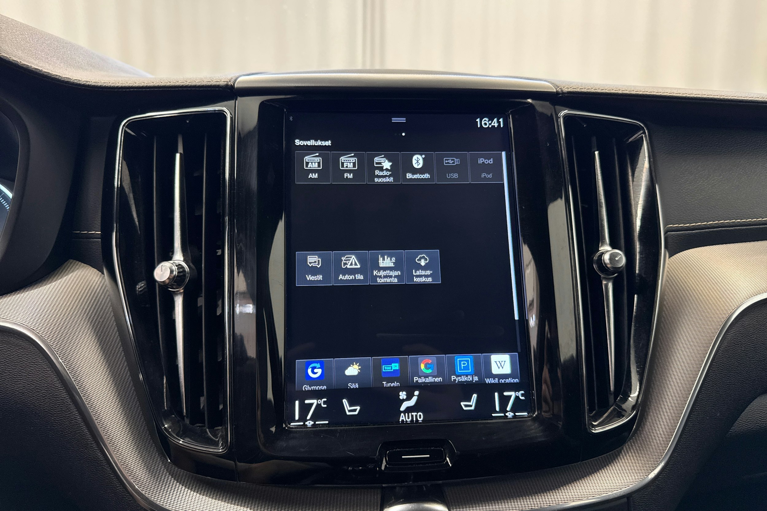 valkoinen Volvo XC60 2019 kuva 23.