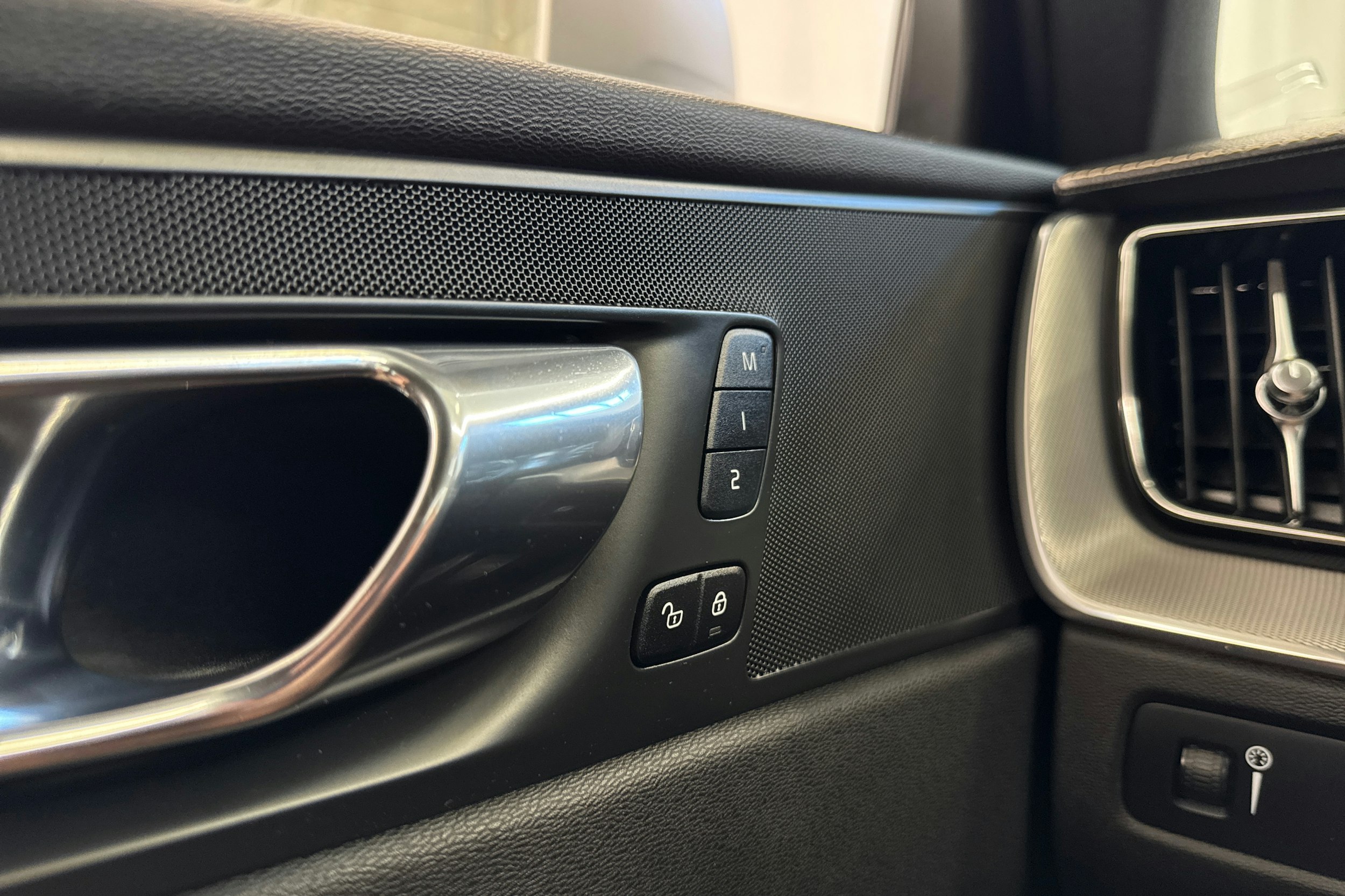 valkoinen Volvo XC60 2019 kuva 25.