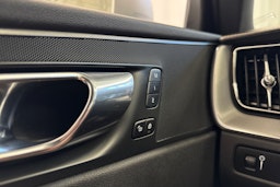 valkoinen Volvo XC60 2019 kuva 25.