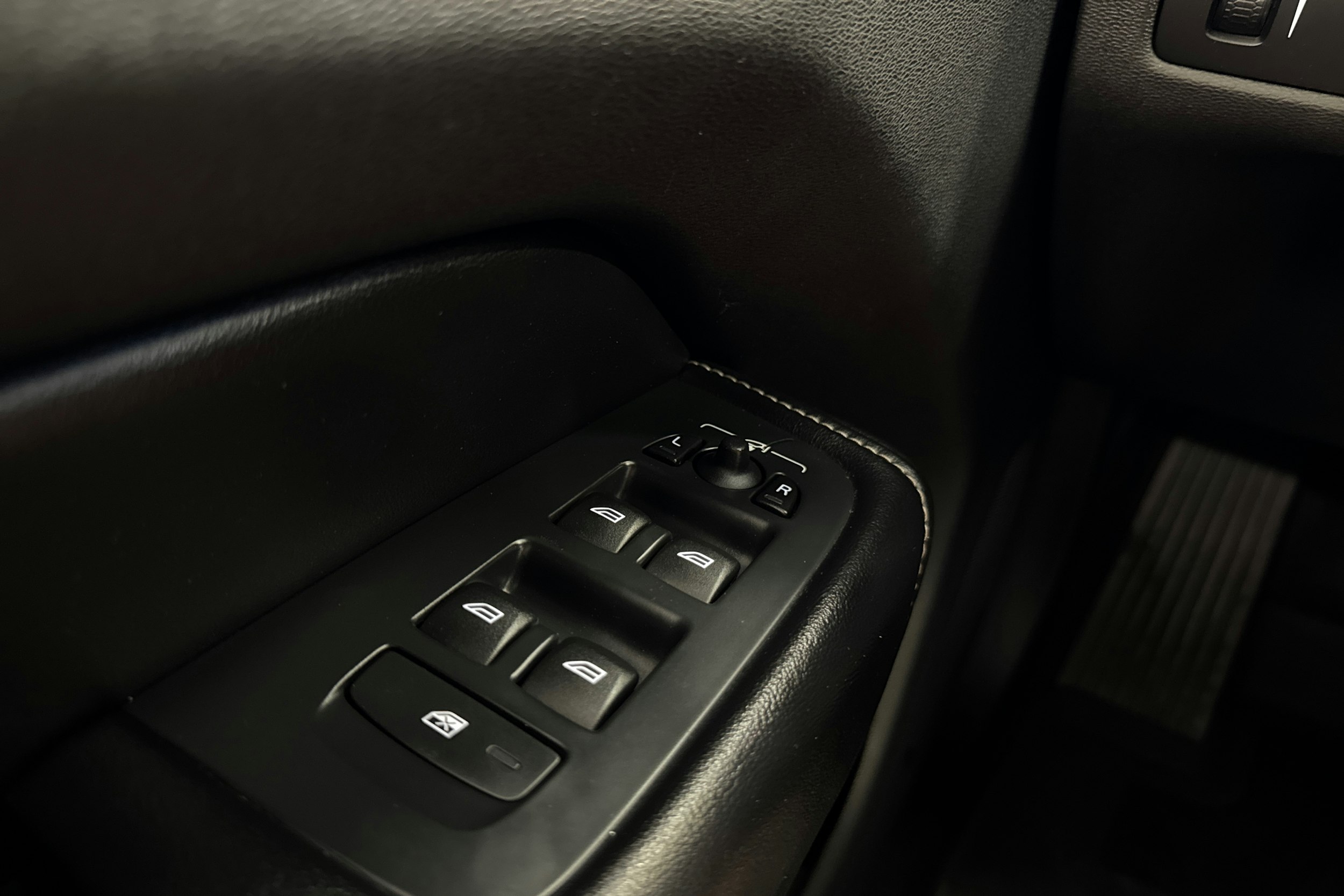 valkoinen Volvo XC60 2019 kuva 26.