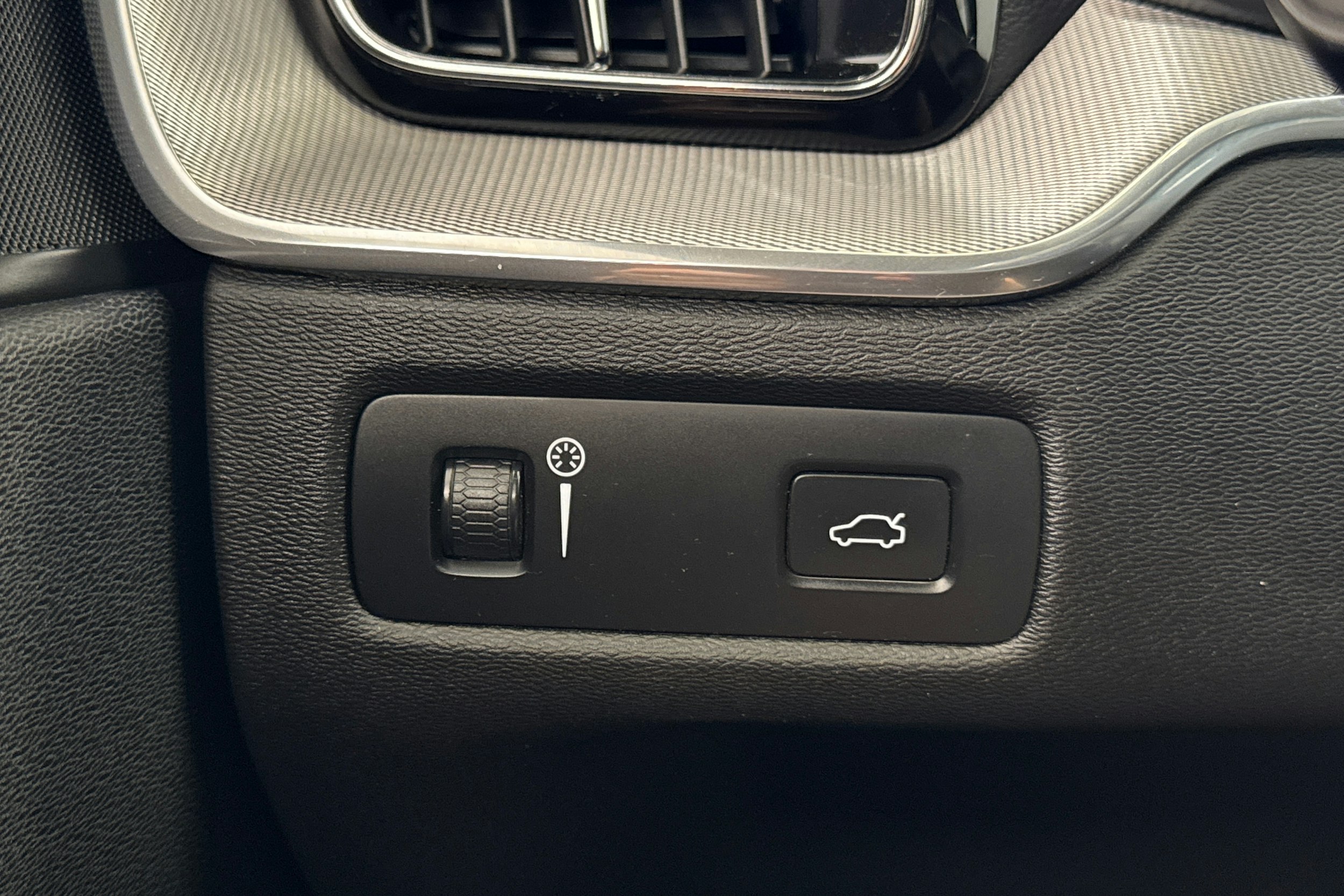 valkoinen Volvo XC60 2019 kuva 27.