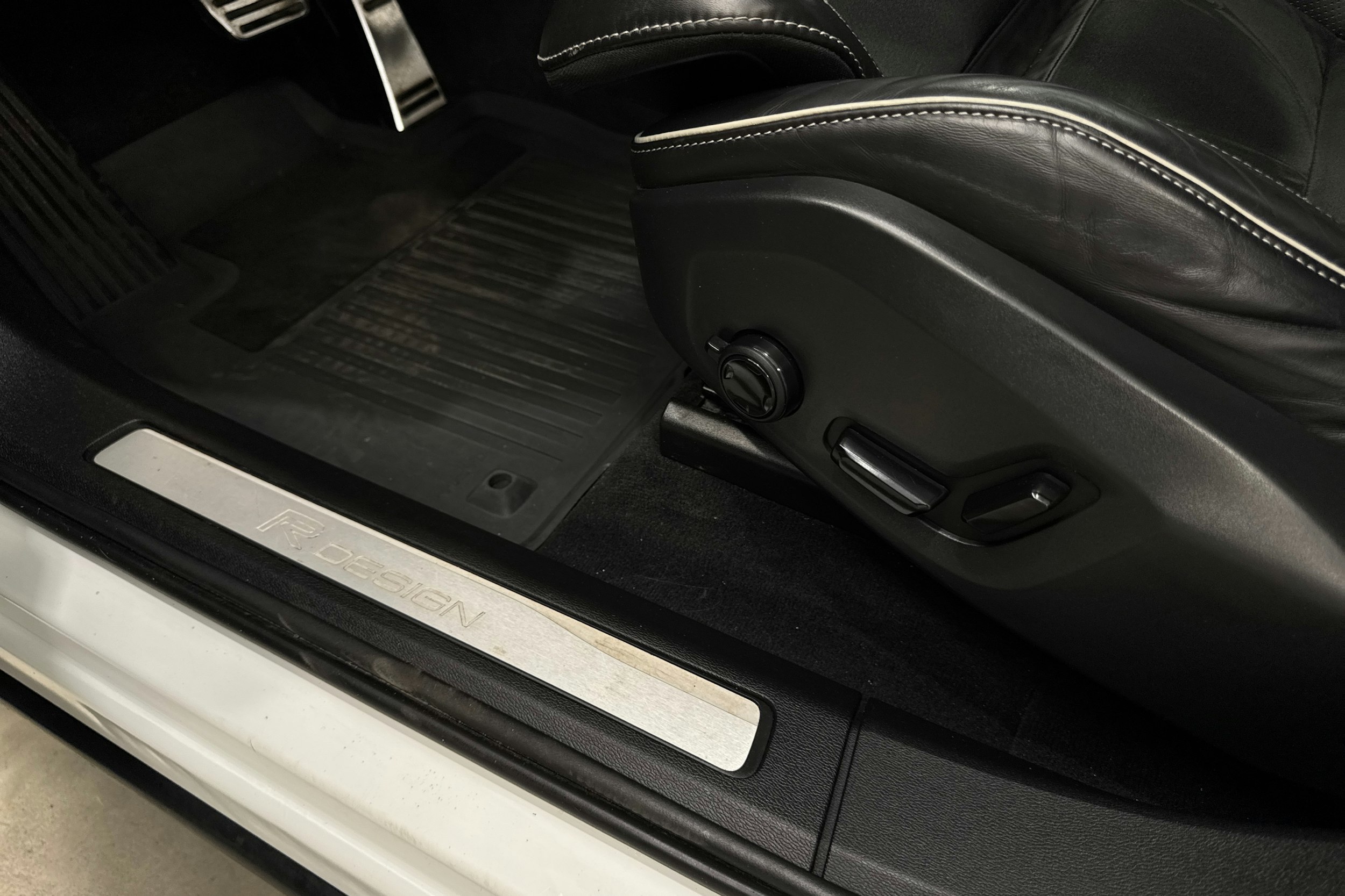 valkoinen Volvo XC60 2019 kuva 28.