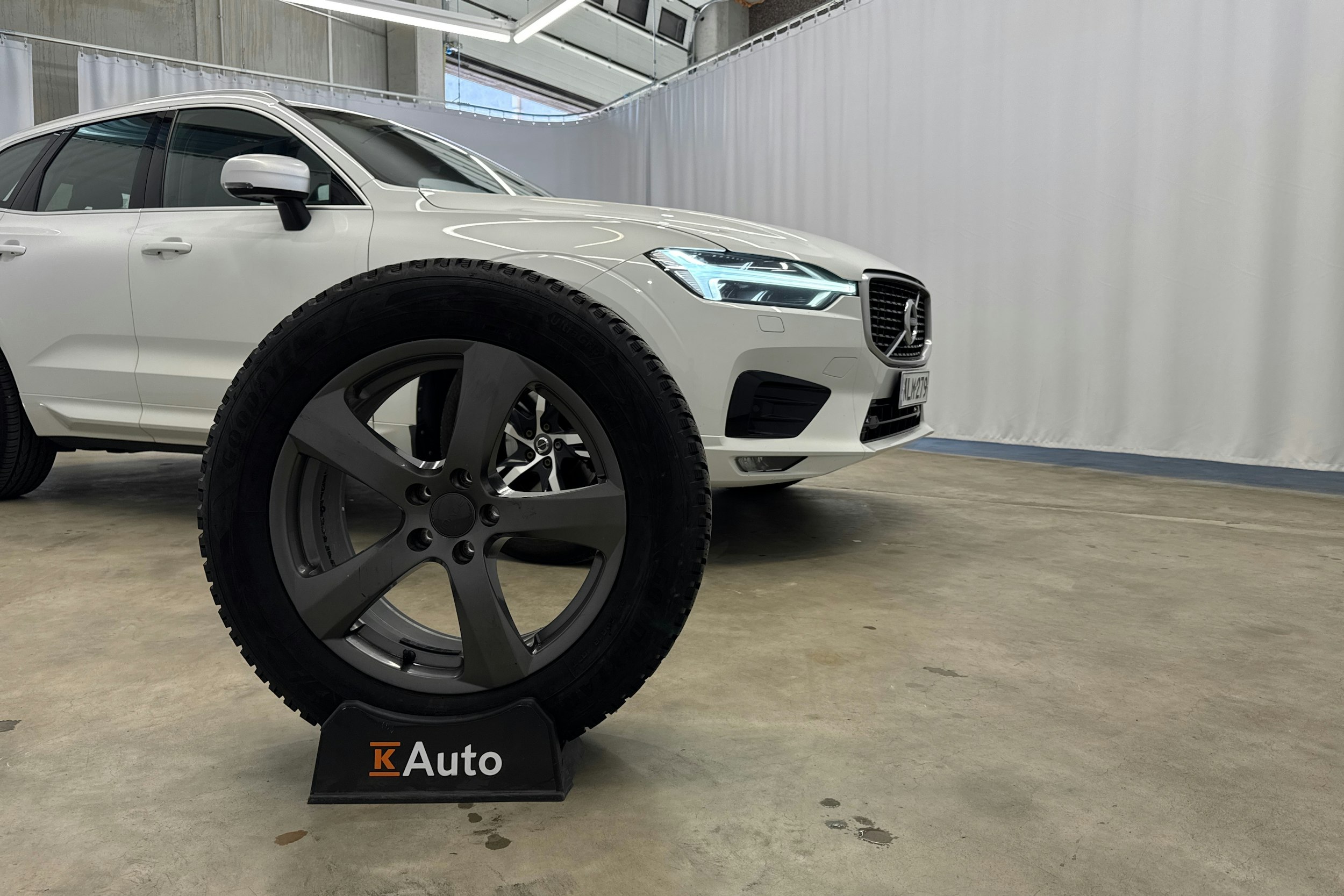 valkoinen Volvo XC60 2019 kuva 32.