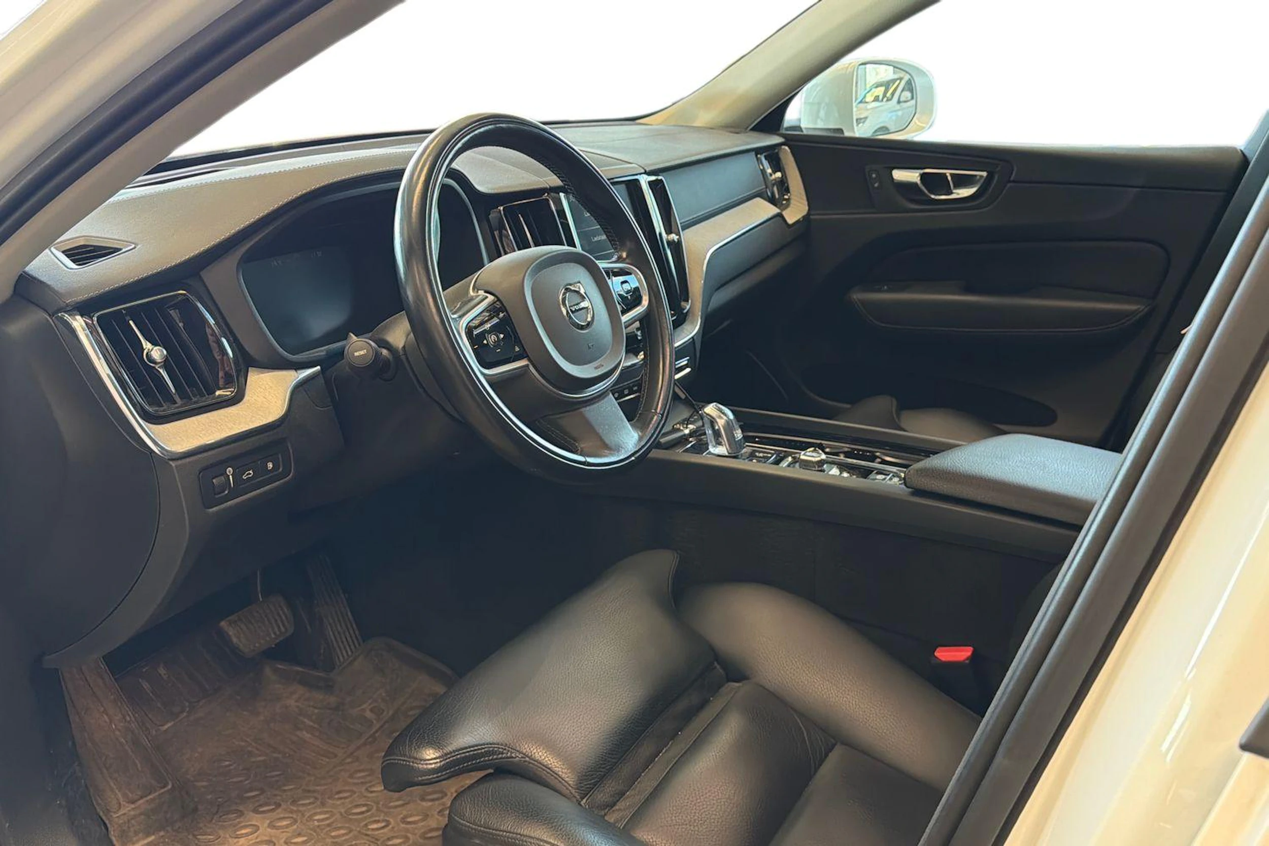 valkoinen Volvo XC60 2019 kuva 3.