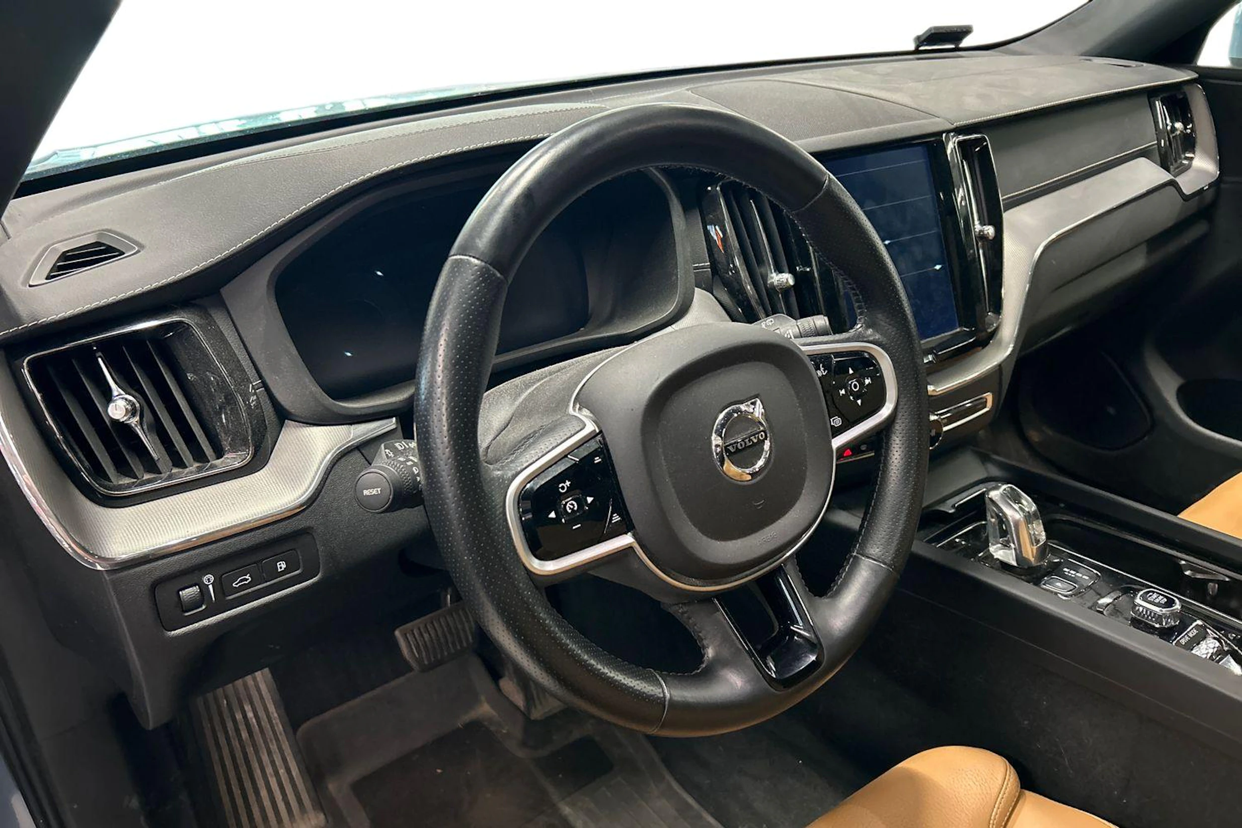sininen Volvo XC60 2019 kuva 3.
