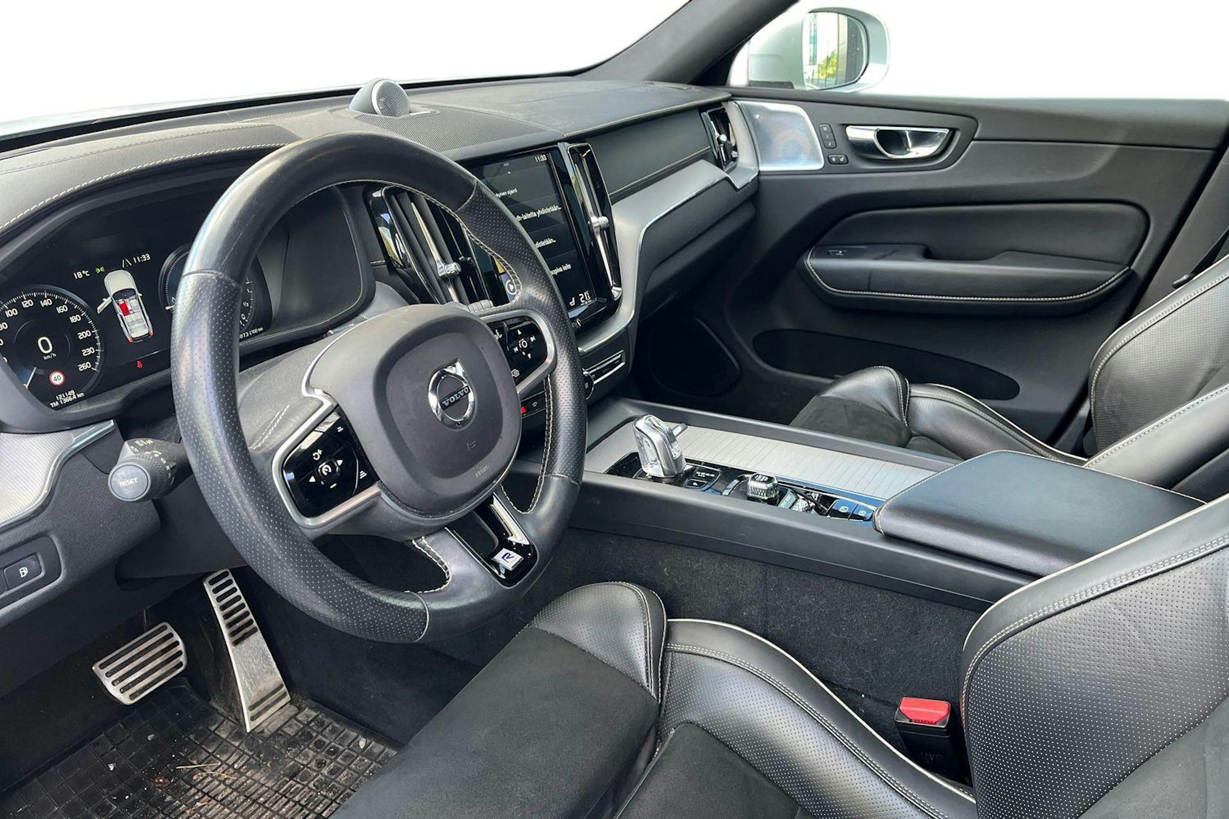valkoinen Volvo XC60 2019 kuva 3.