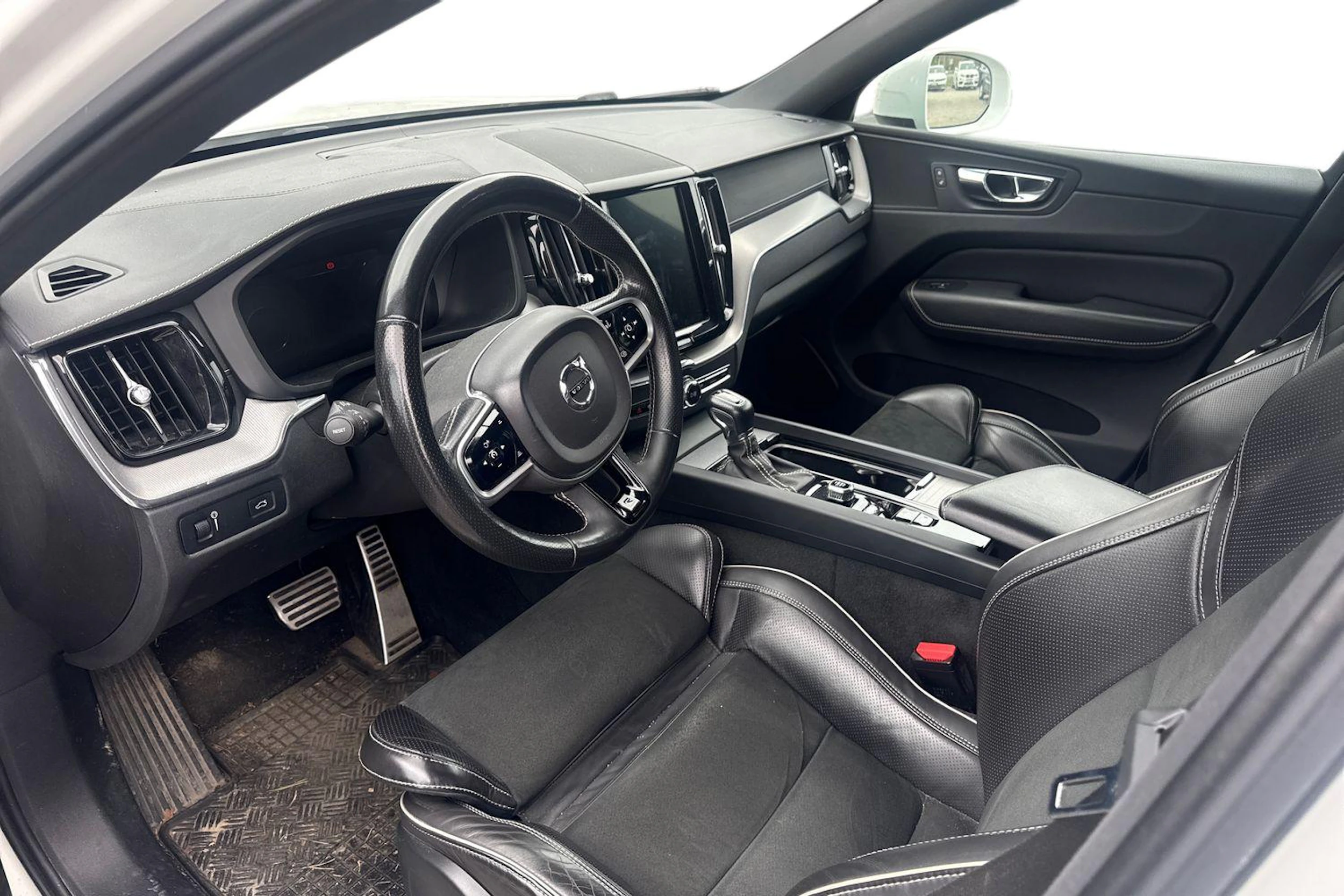 valkoinen Volvo XC60 2019 kuva 3.