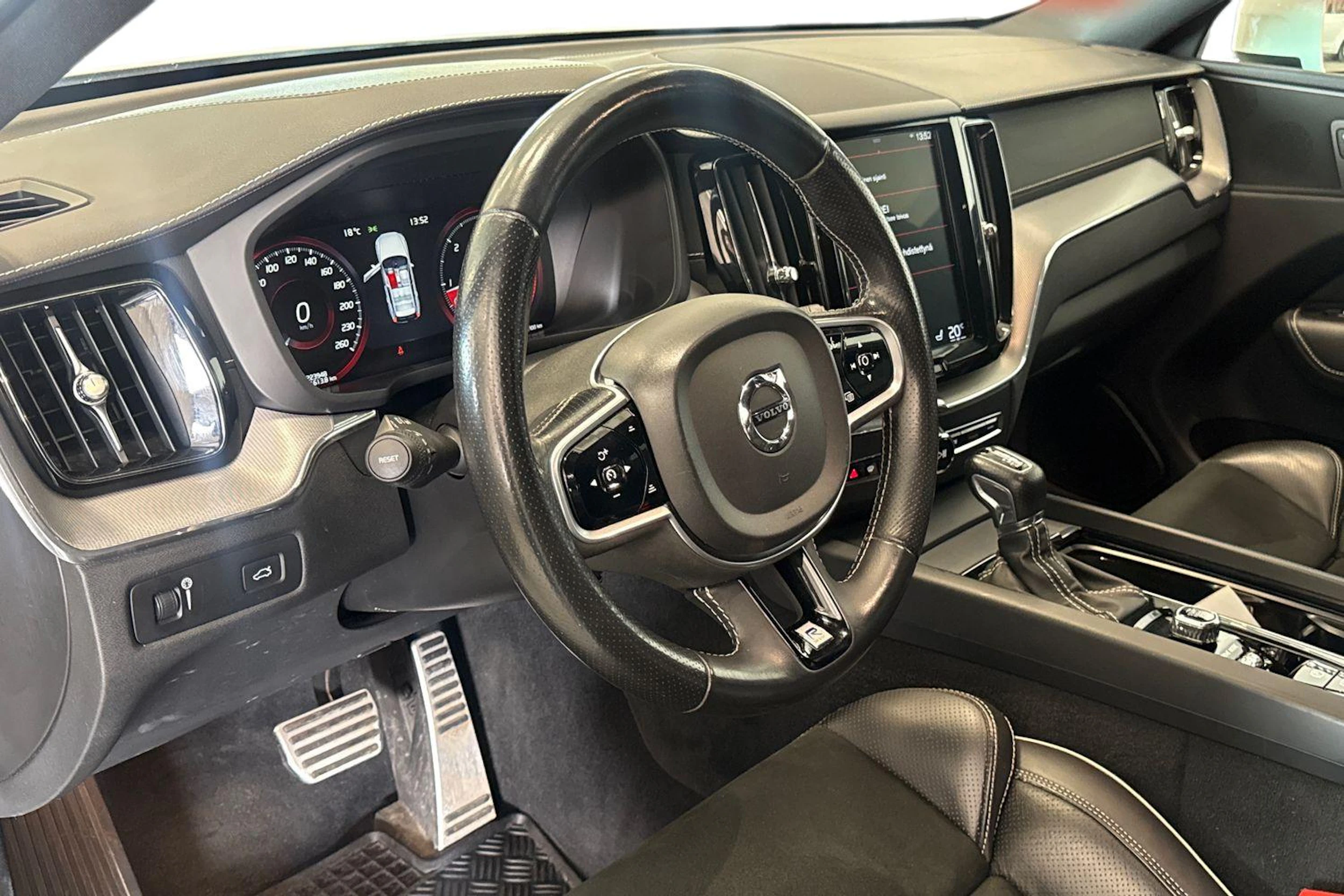 valkoinen Volvo XC60 2019 kuva 6.