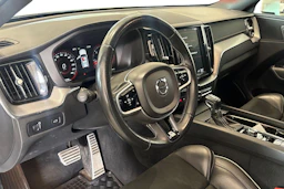 valkoinen Volvo XC60 2019 kuva 6.