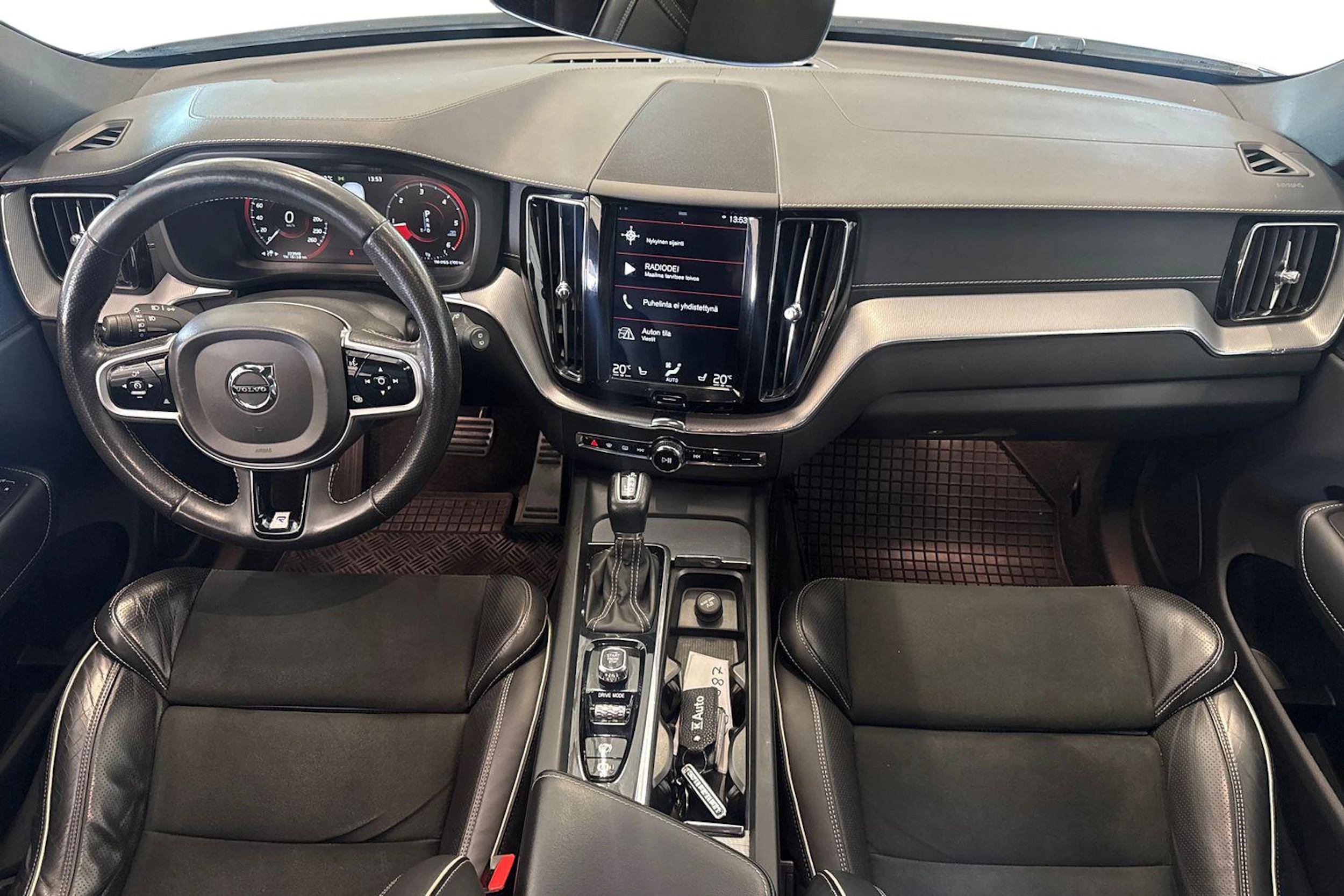 valkoinen Volvo XC60 2019 kuva 7.
