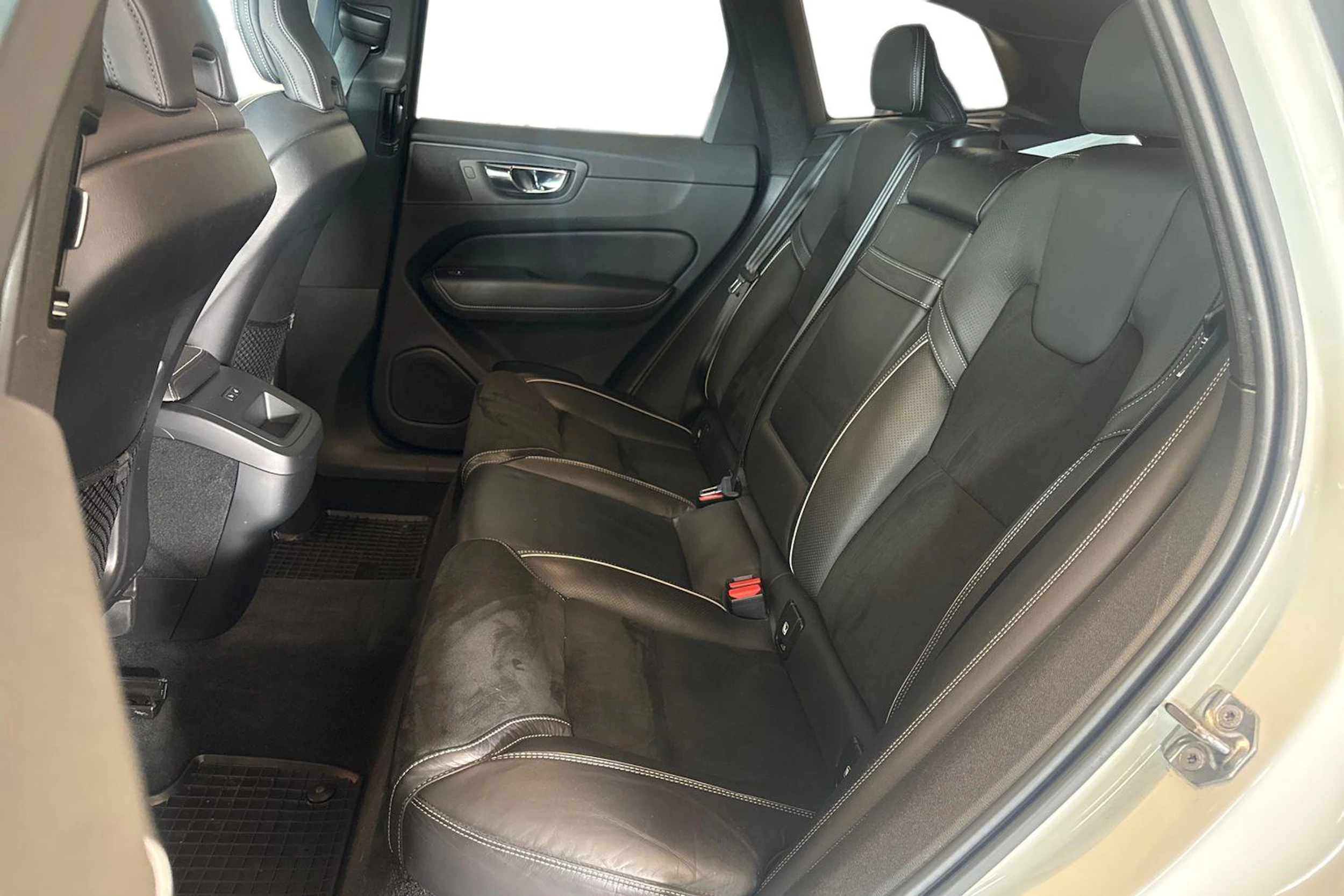 valkoinen Volvo XC60 2019 kuva 8.