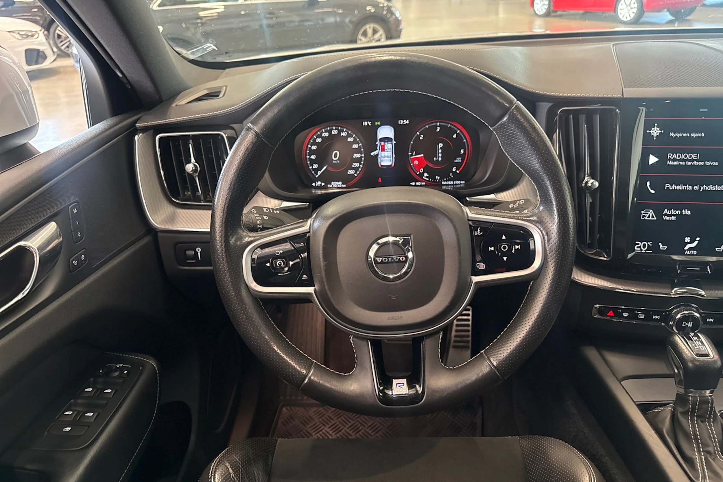 valkoinen Volvo XC60 2019 kuva 11.