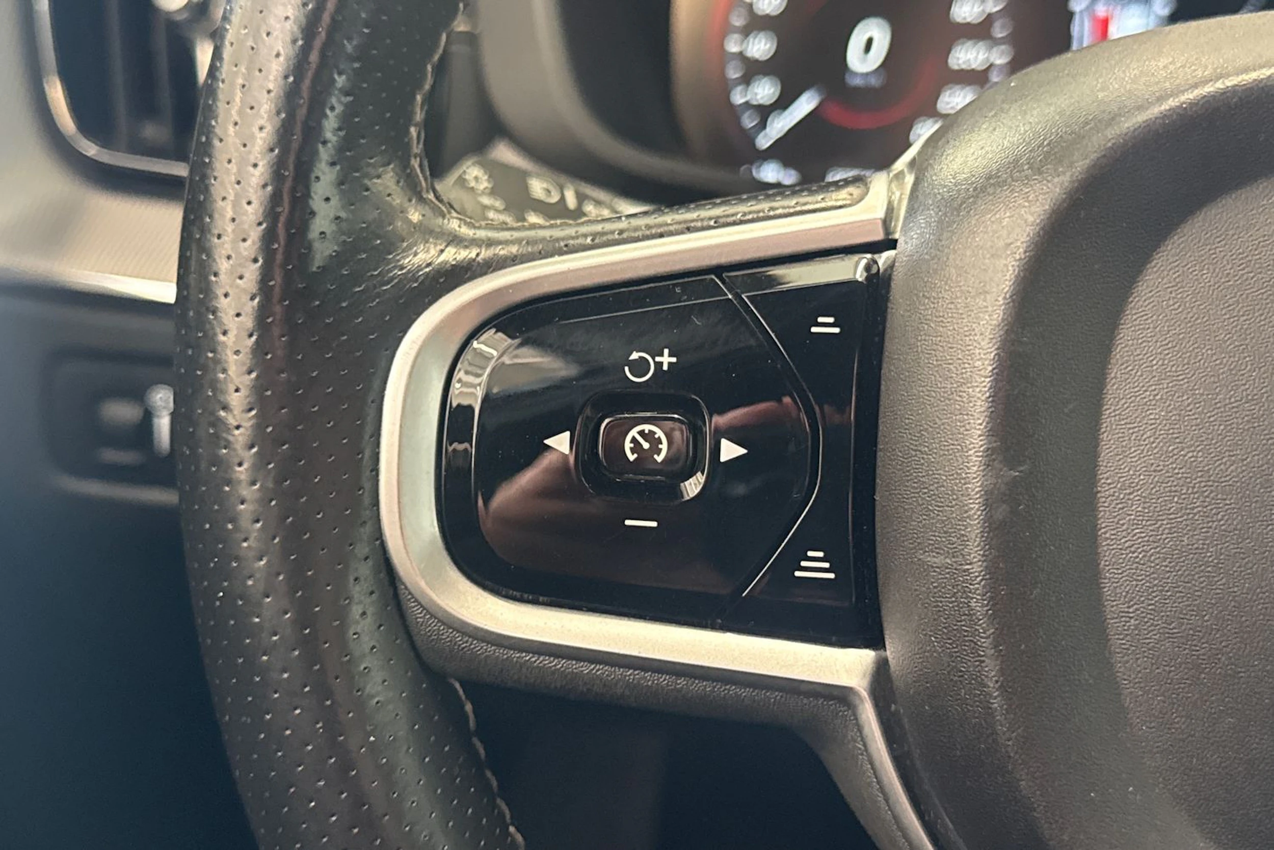 valkoinen Volvo XC60 2019 kuva 12.