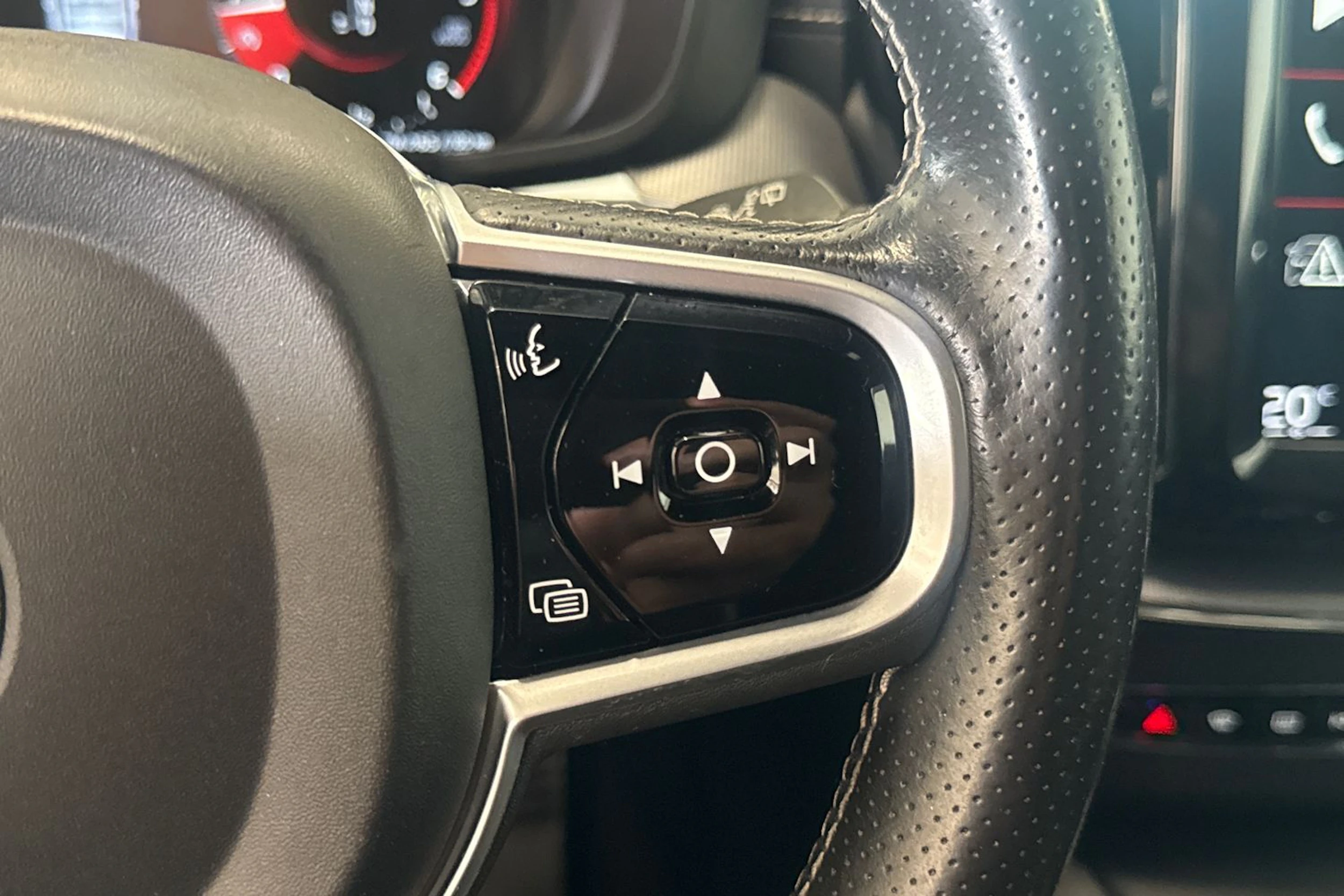 valkoinen Volvo XC60 2019 kuva 13.