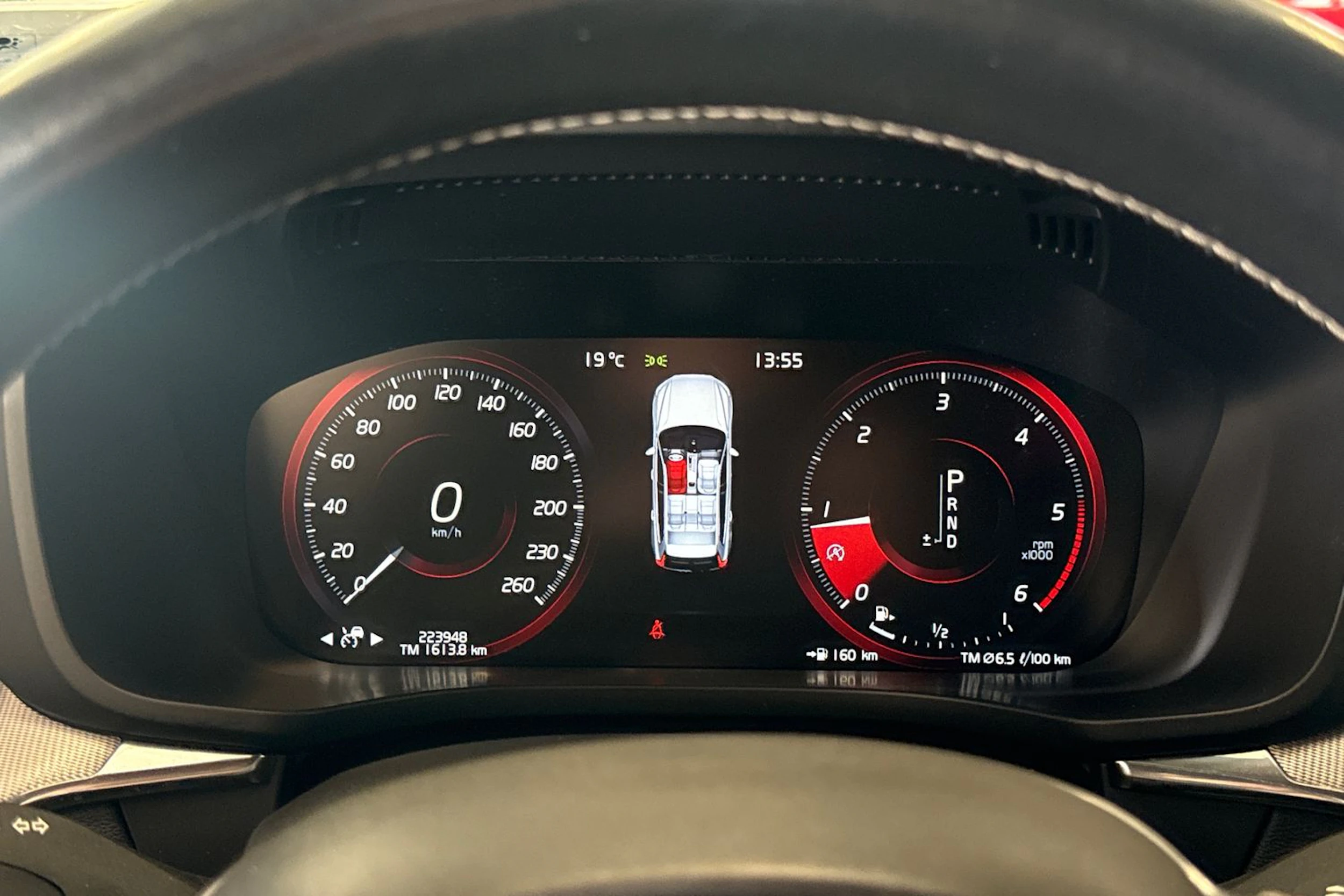 valkoinen Volvo XC60 2019 kuva 14.