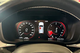 valkoinen Volvo XC60 2019 kuva 14.