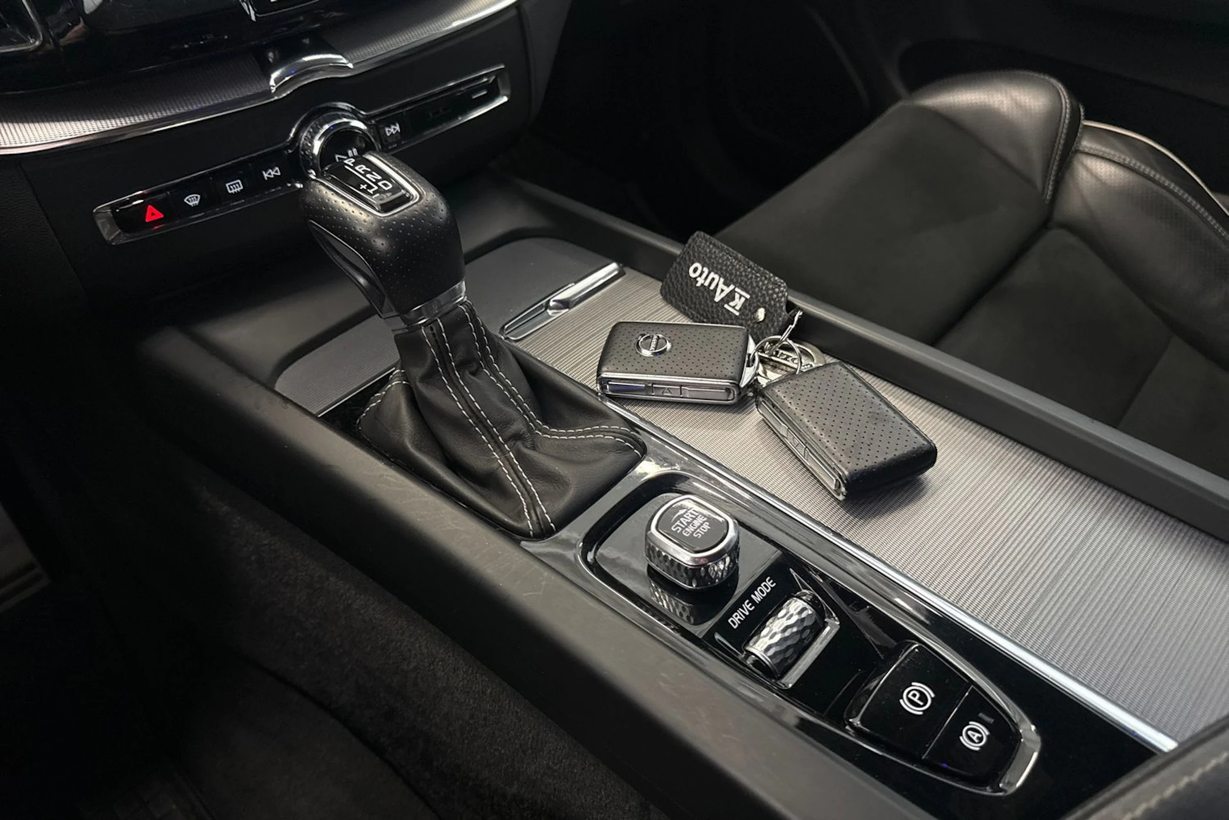 valkoinen Volvo XC60 2019 kuva 15.