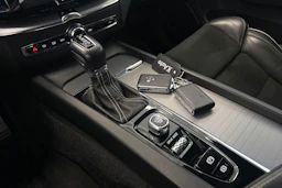 valkoinen Volvo XC60 2019 kuva 15.