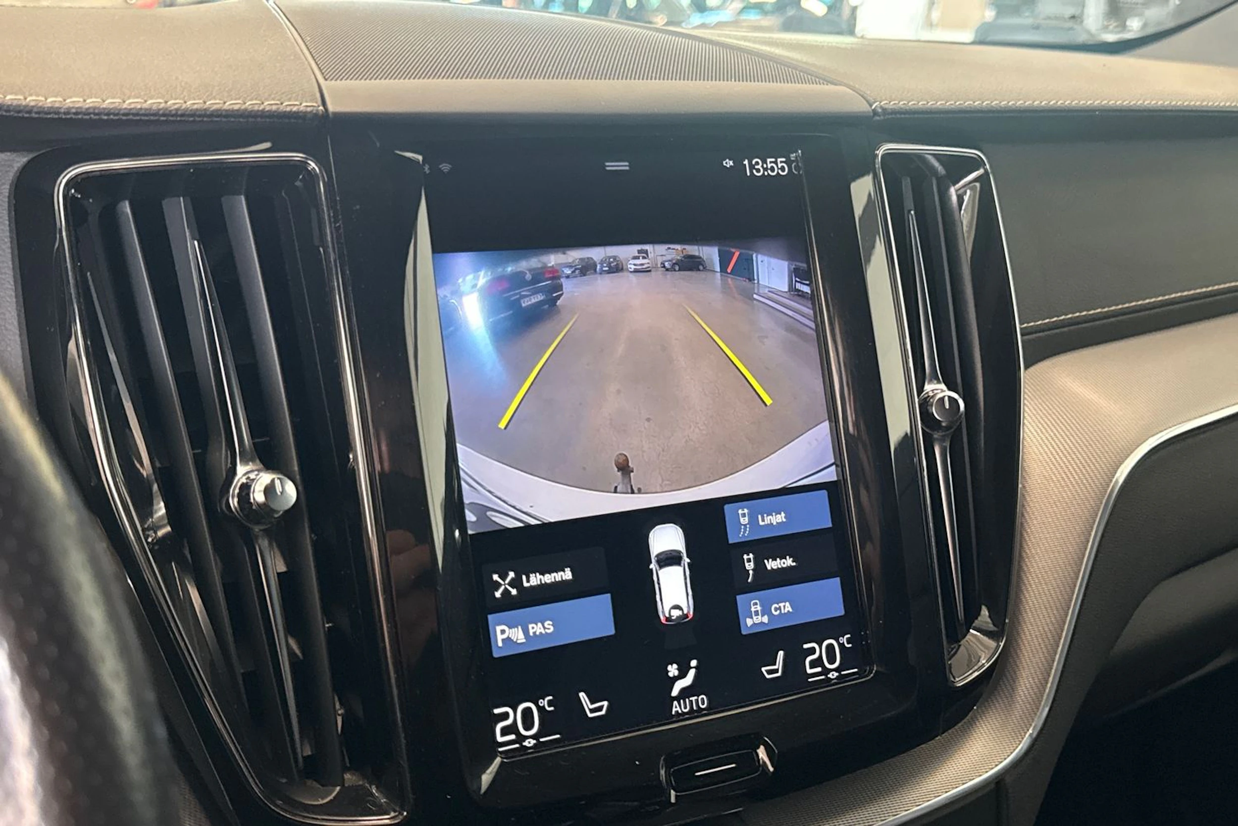 valkoinen Volvo XC60 2019 kuva 16.
