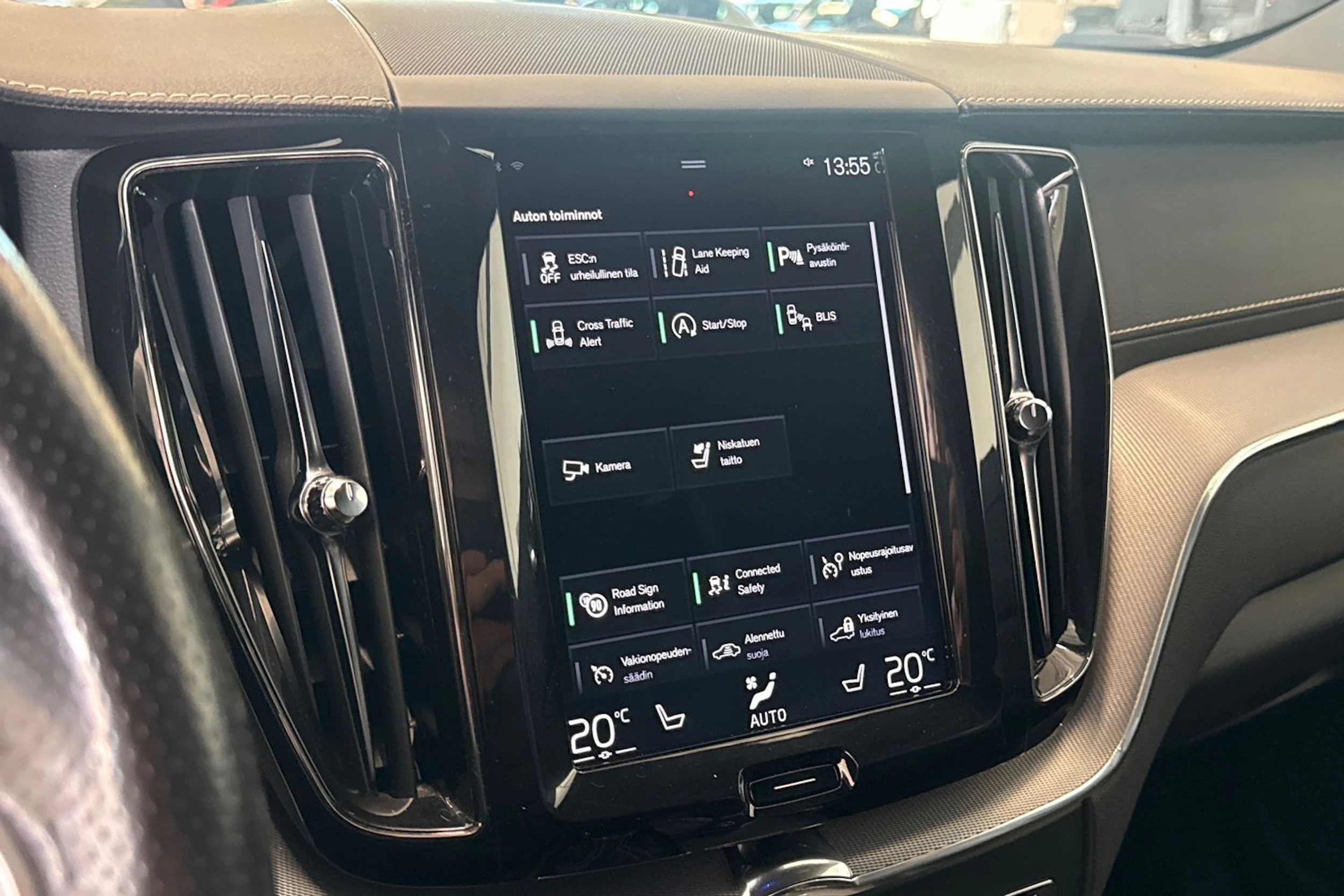 valkoinen Volvo XC60 2019 kuva 17.