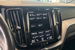 valkoinen Volvo XC60 2019 kuva 17.