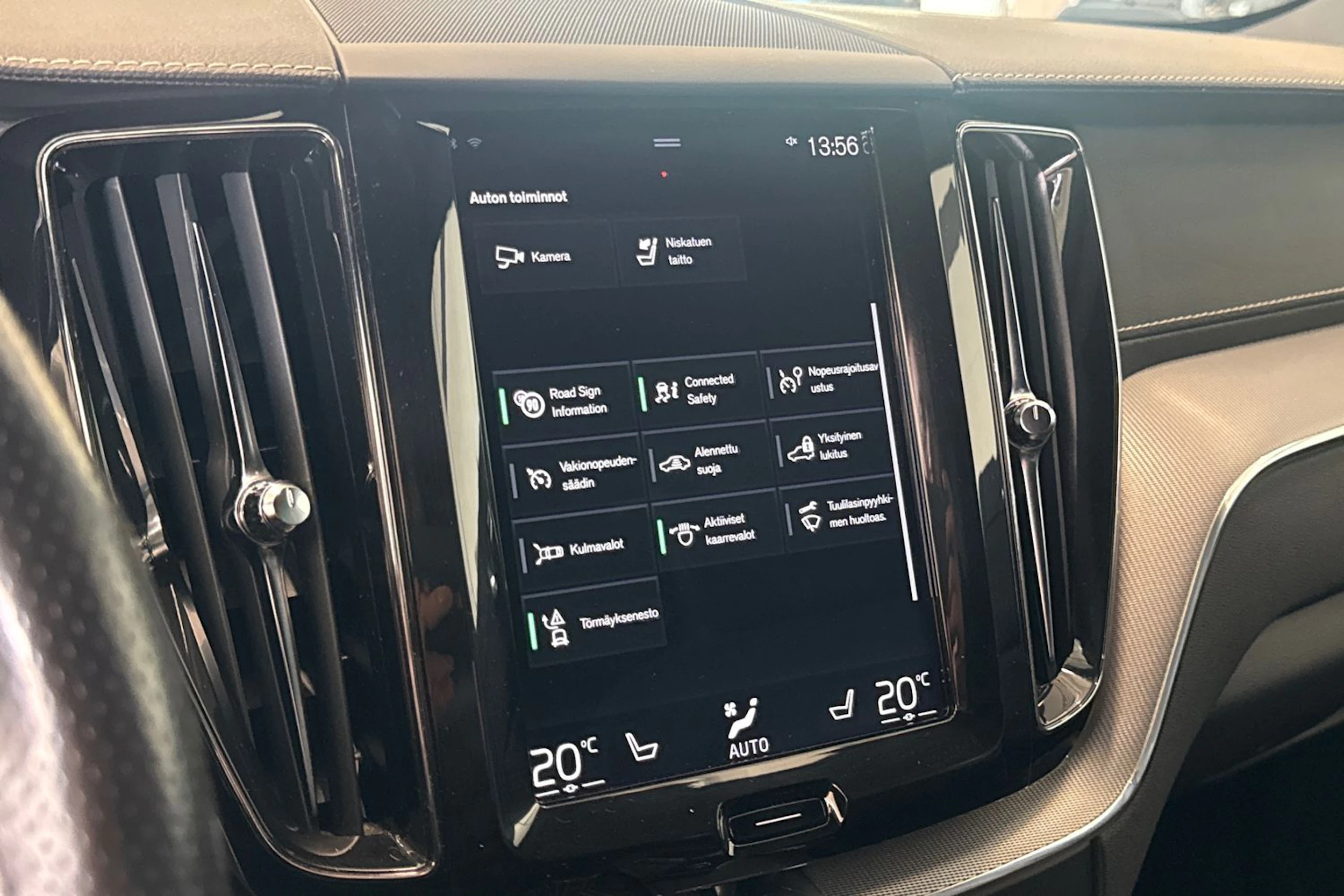 valkoinen Volvo XC60 2019 kuva 18.