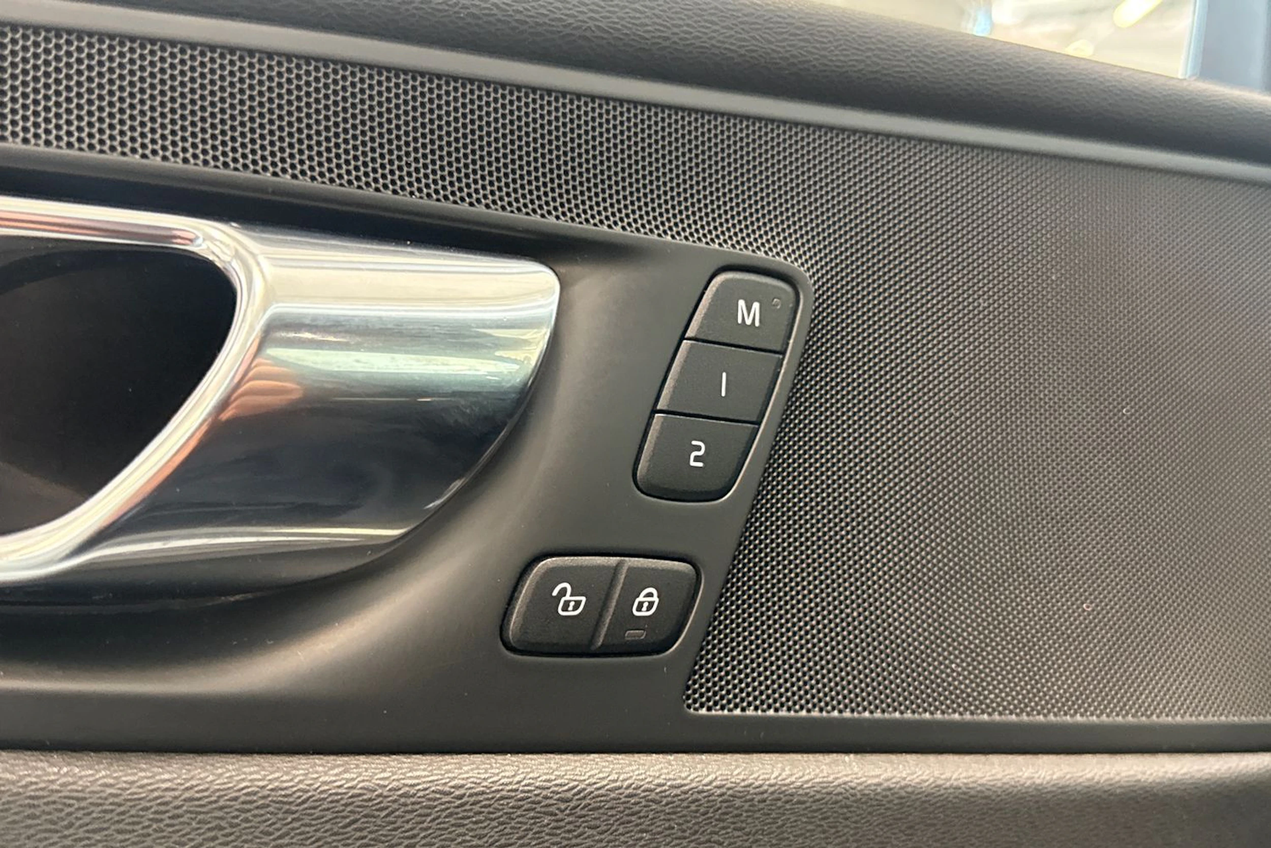 valkoinen Volvo XC60 2019 kuva 20.