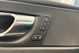 valkoinen Volvo XC60 2019 kuva 20.