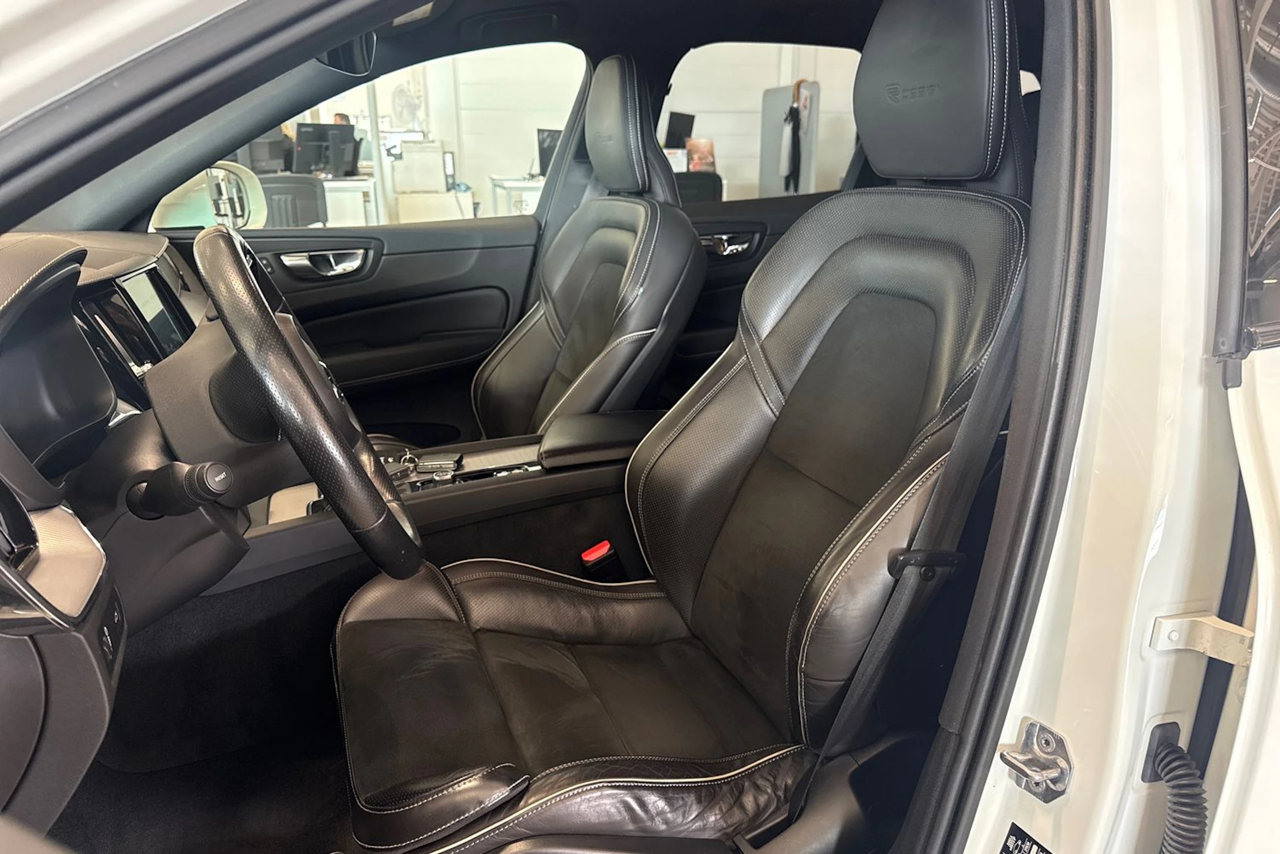valkoinen Volvo XC60 2019 kuva 21.