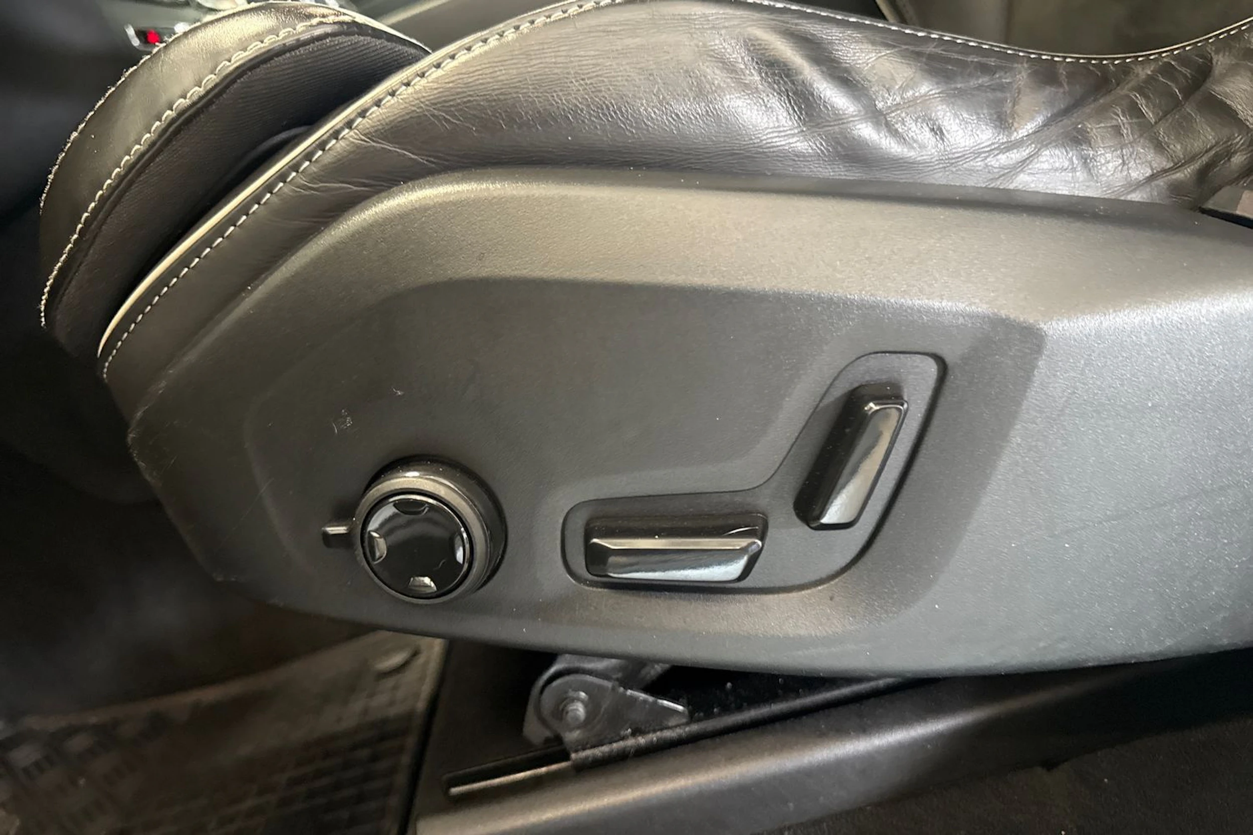 valkoinen Volvo XC60 2019 kuva 22.