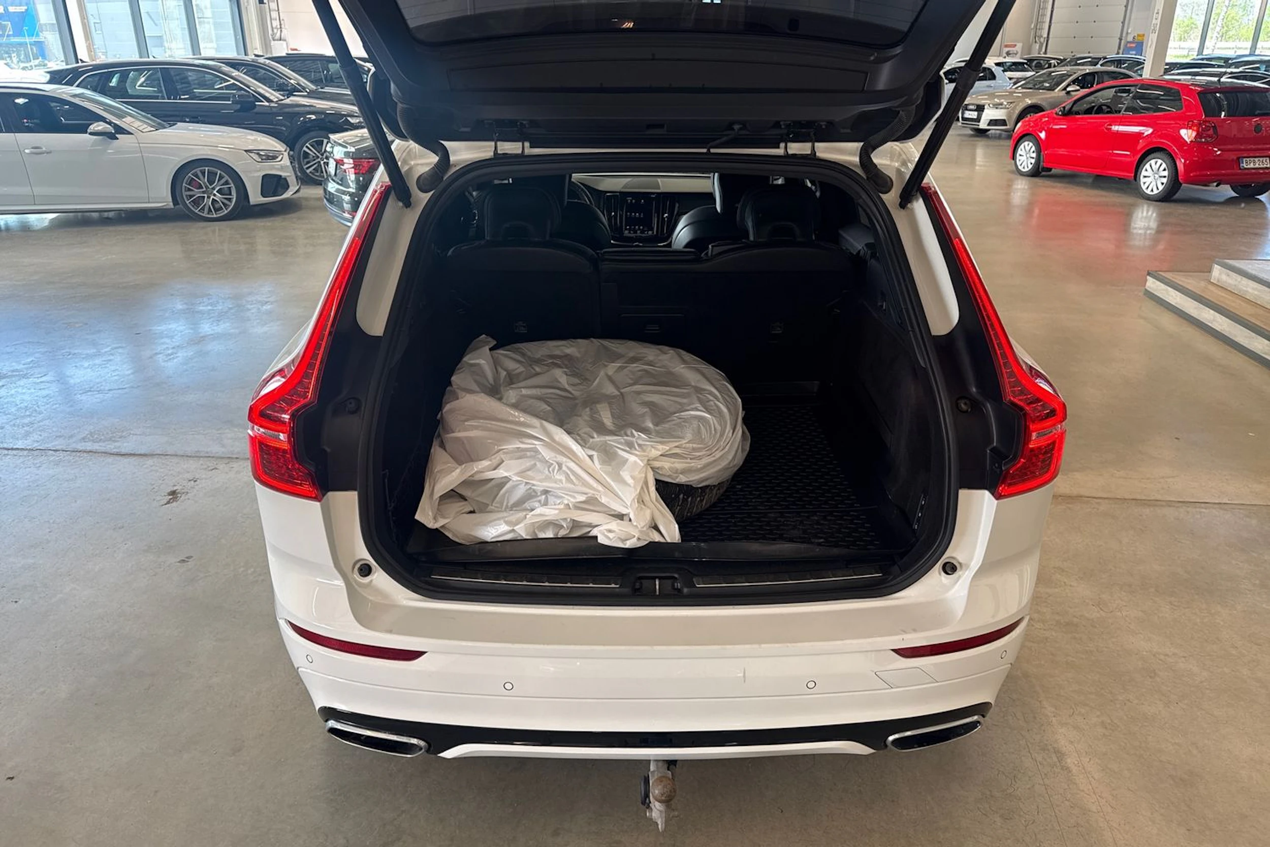 valkoinen Volvo XC60 2019 kuva 23.