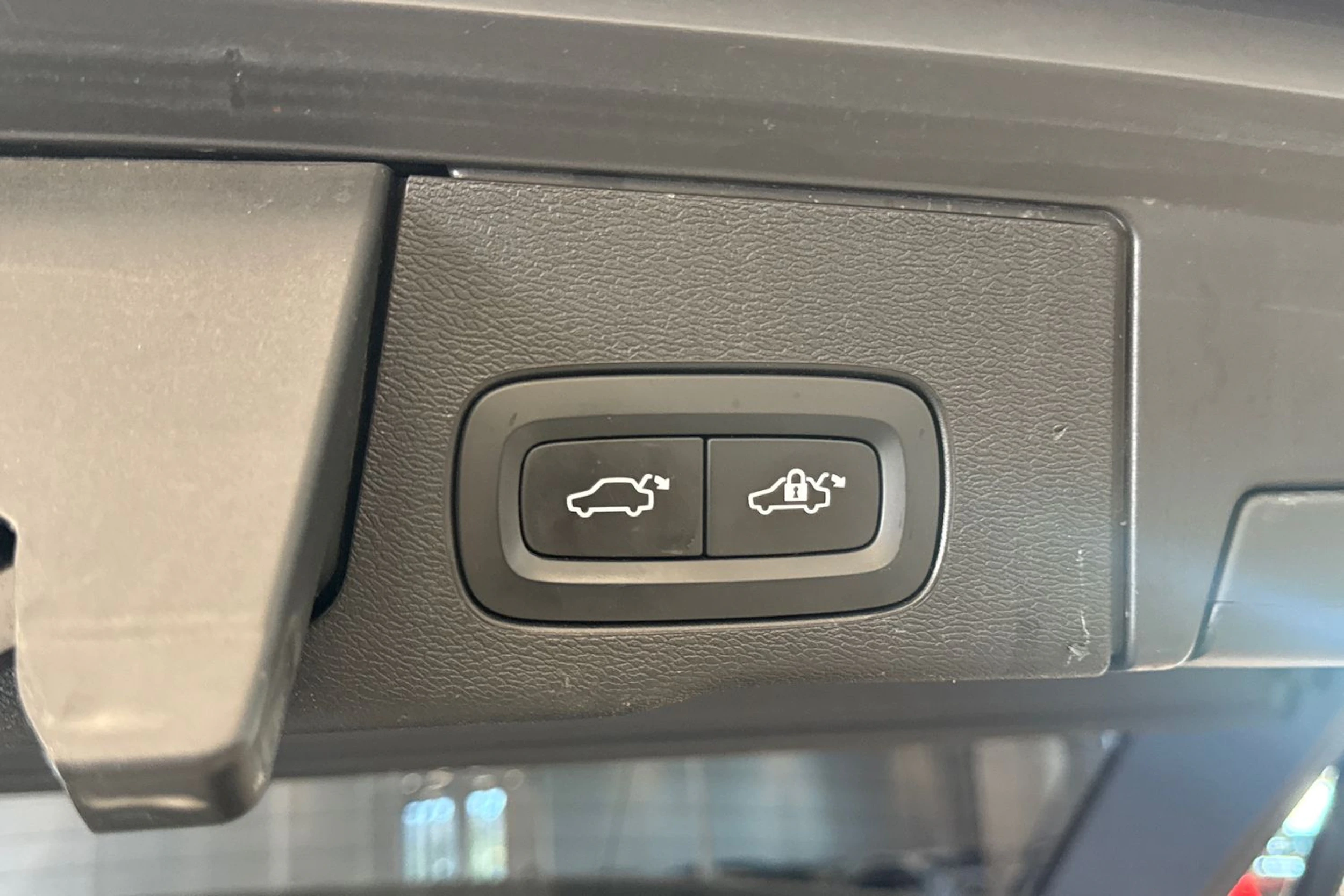 valkoinen Volvo XC60 2019 kuva 24.