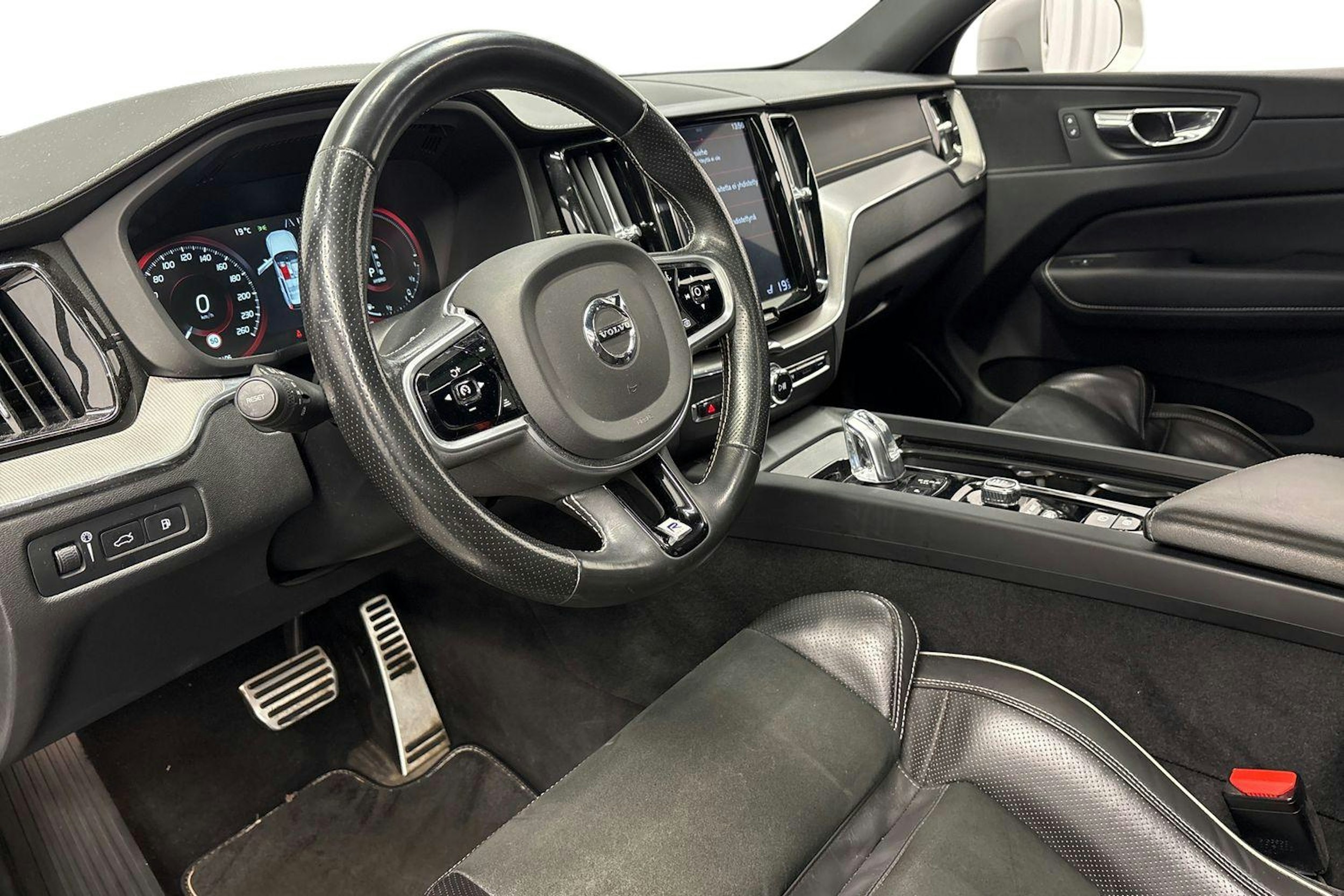 valkoinen Volvo XC60 2019 kuva 6.