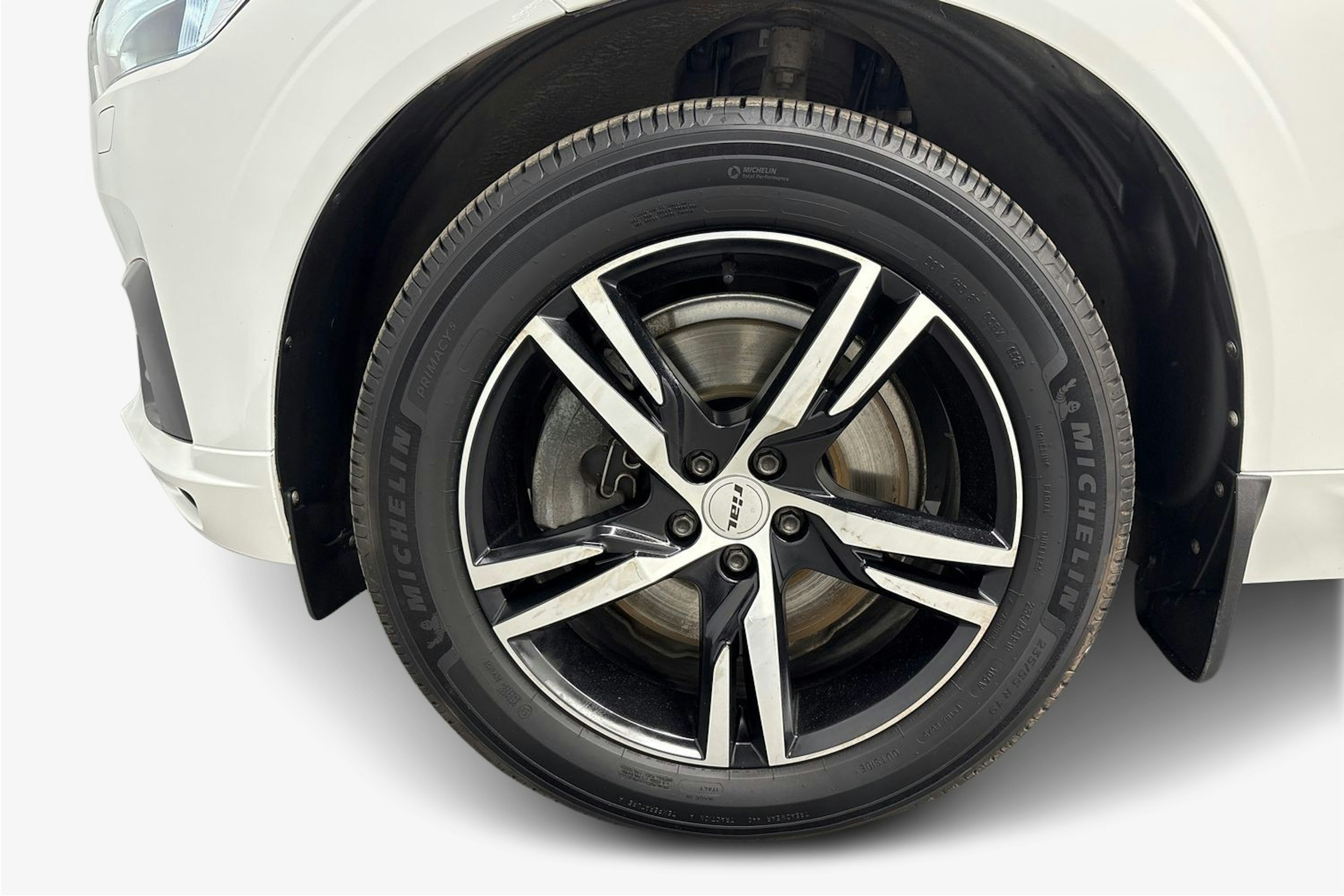 valkoinen Volvo XC60 2019 kuva 9.