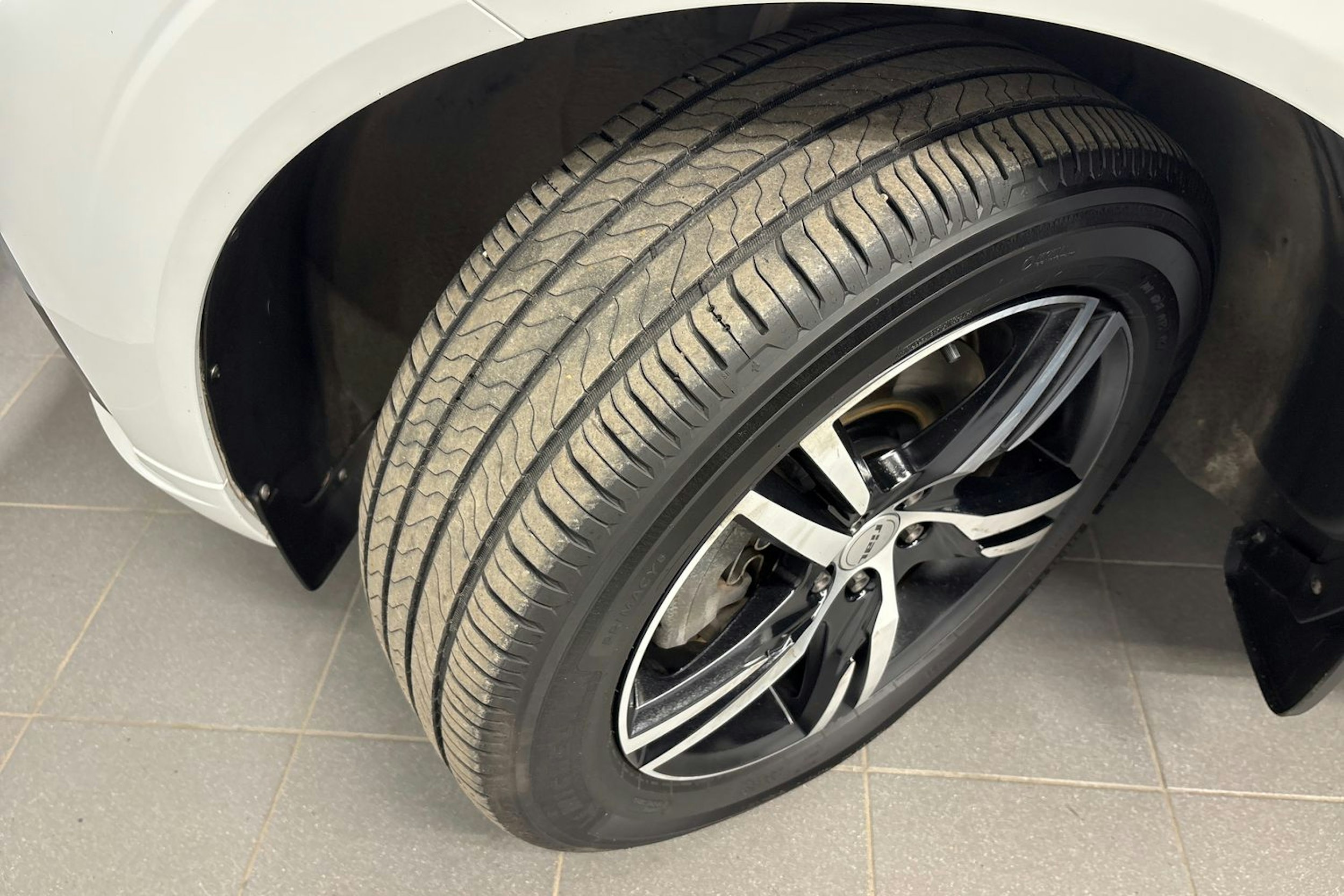 valkoinen Volvo XC60 2019 kuva 10.