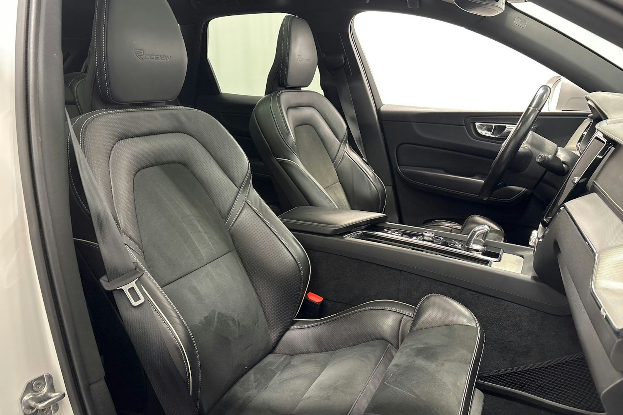 valkoinen Volvo XC60 2019 kuva 11.