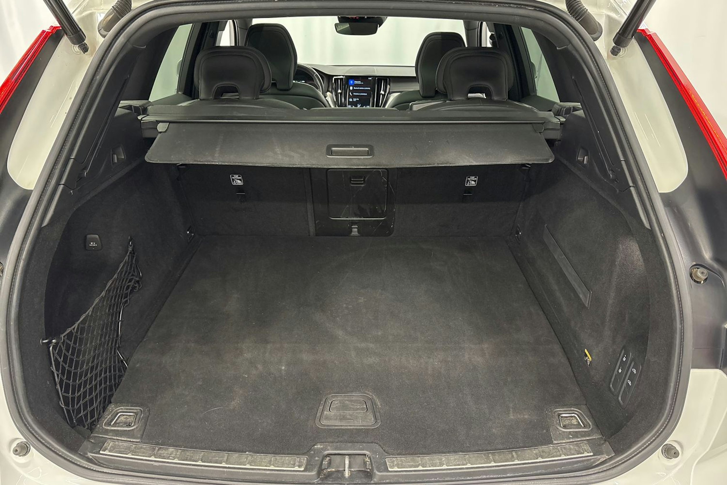 valkoinen Volvo XC60 2019 kuva 13.