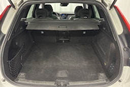 valkoinen Volvo XC60 2019 kuva 13.