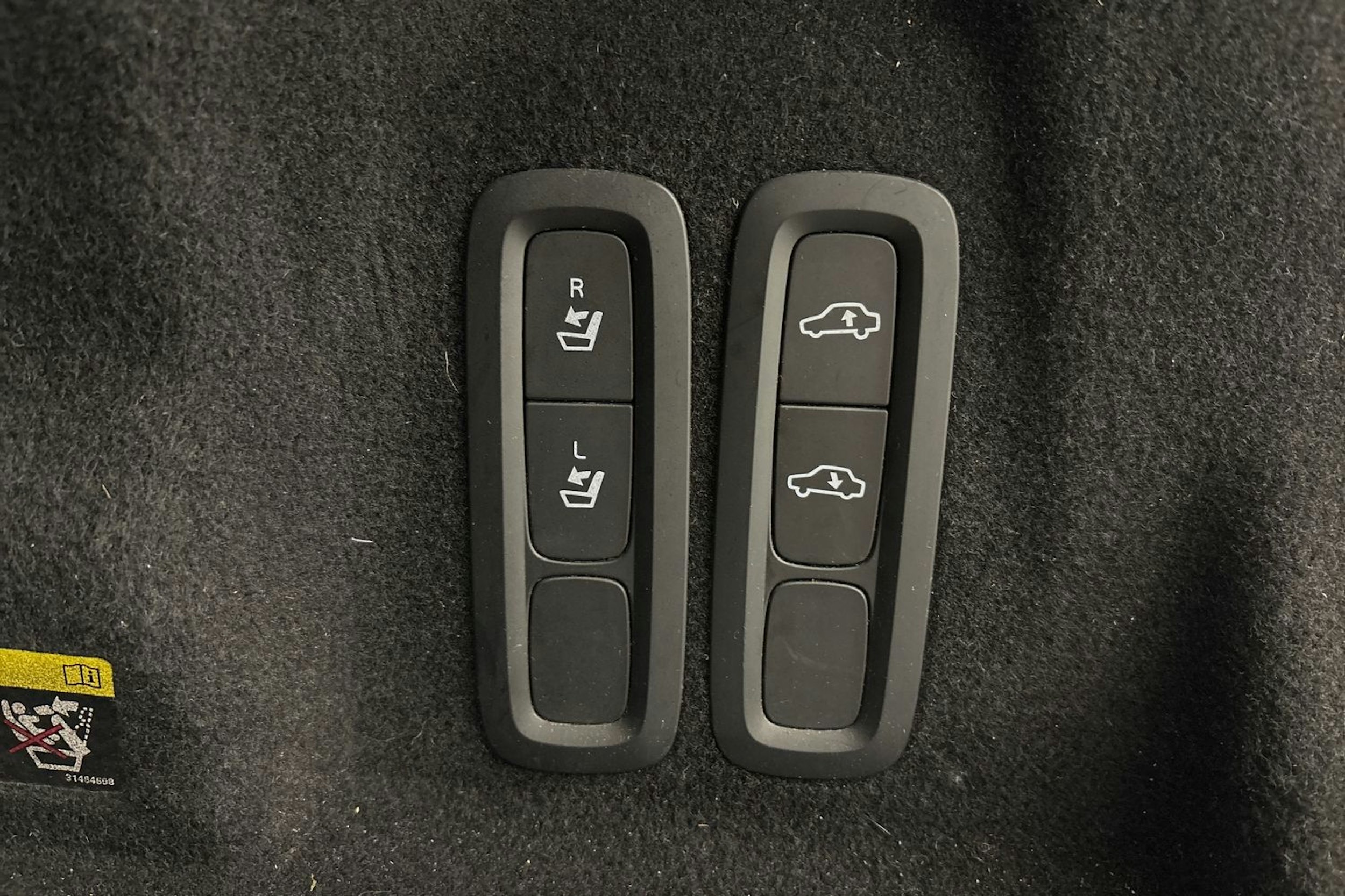 valkoinen Volvo XC60 2019 kuva 14.