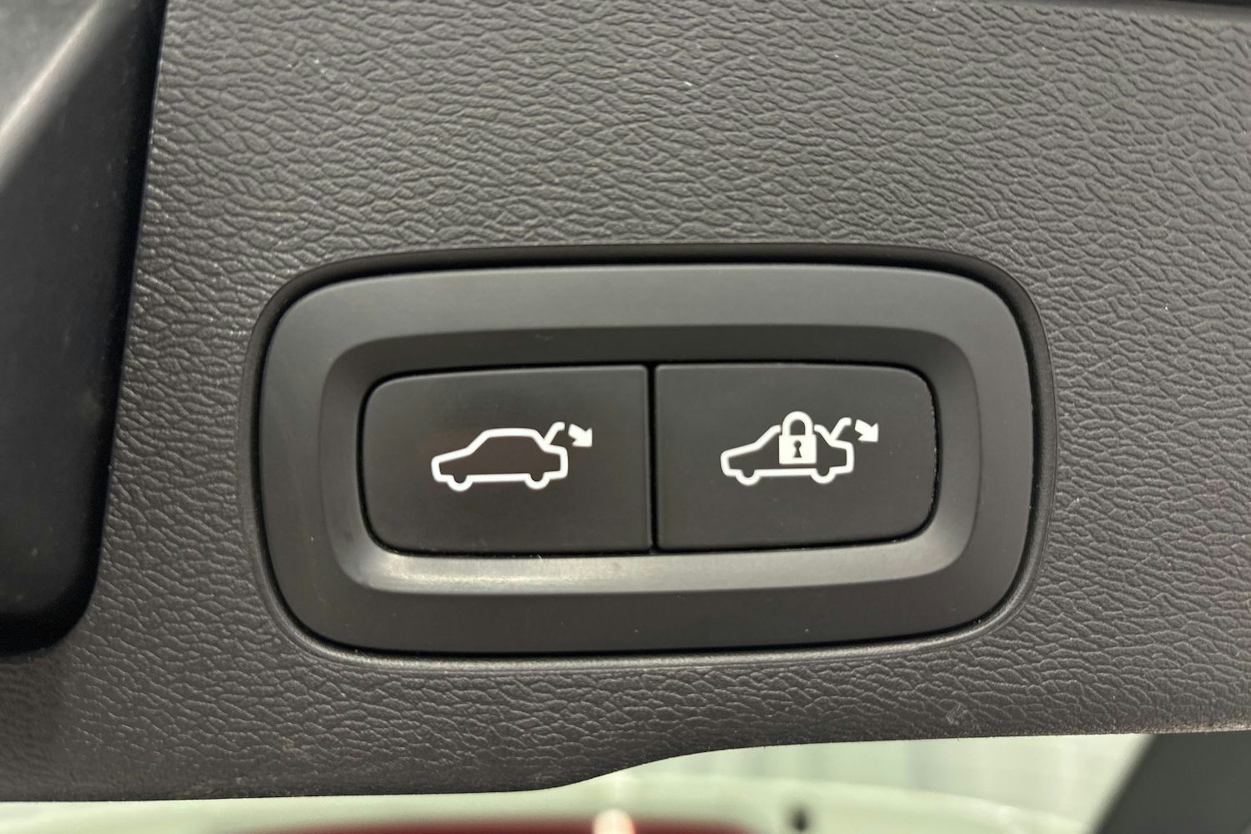 valkoinen Volvo XC60 2019 kuva 15.