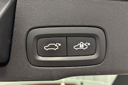 valkoinen Volvo XC60 2019 kuva 15.