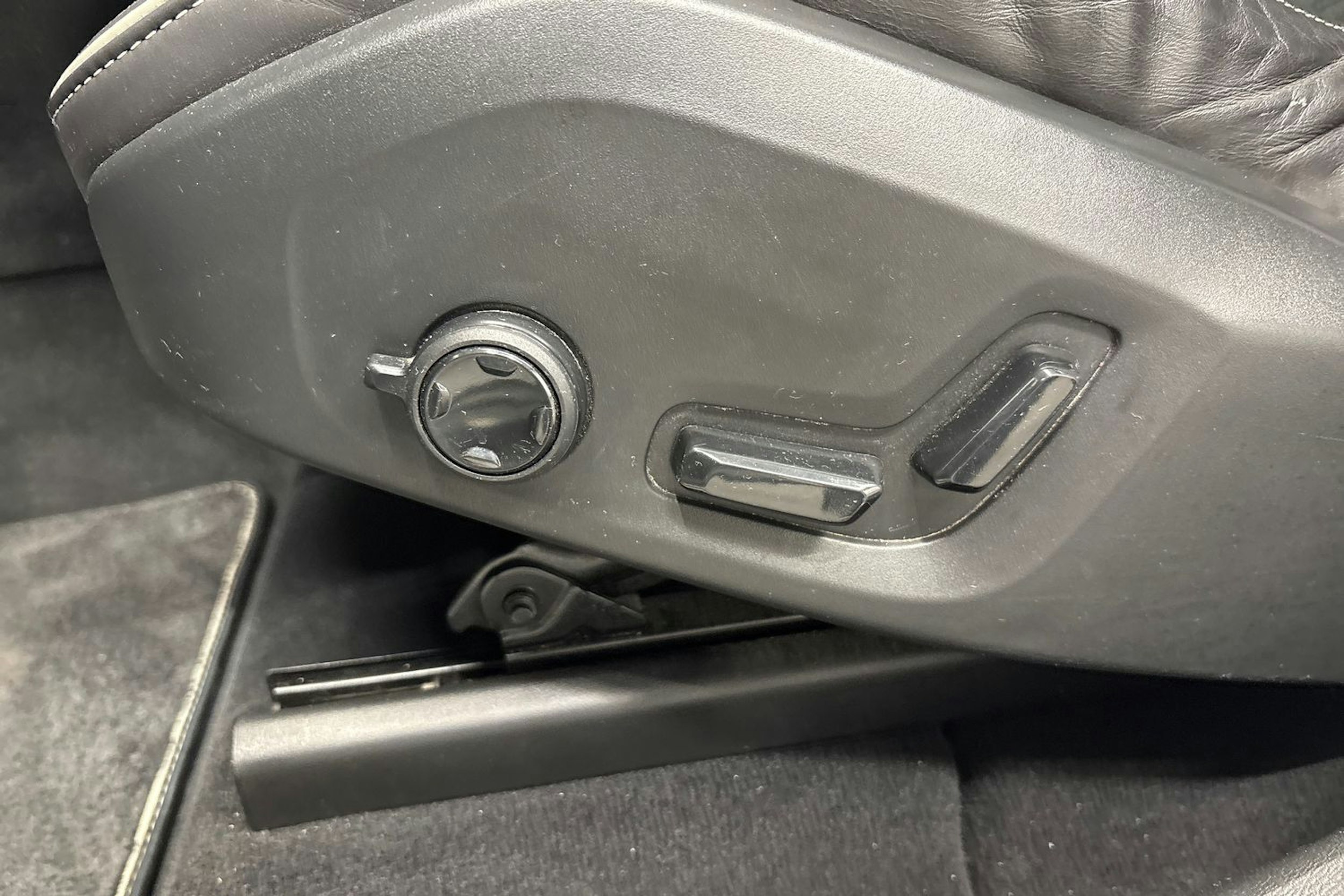 valkoinen Volvo XC60 2019 kuva 16.