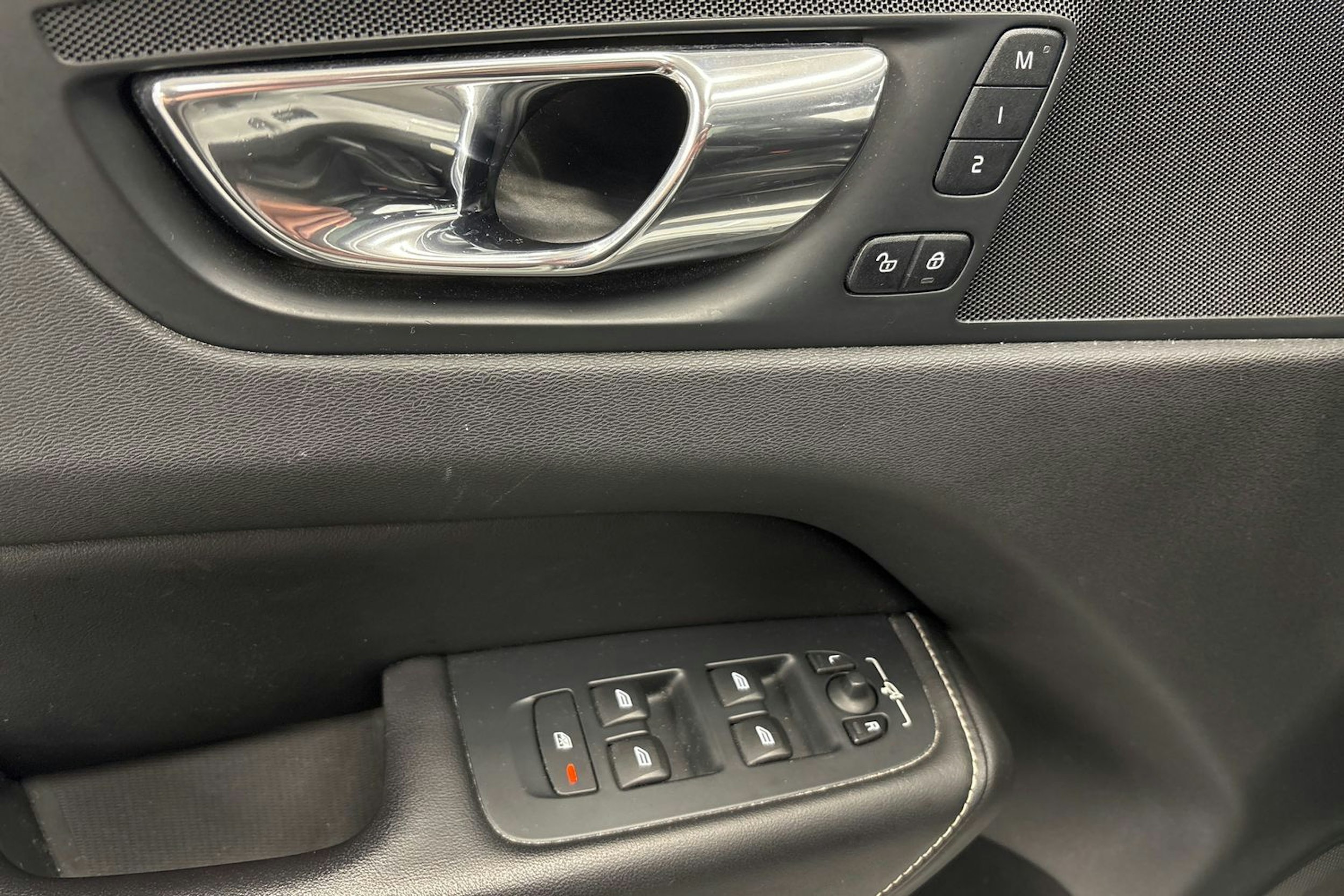 valkoinen Volvo XC60 2019 kuva 17.